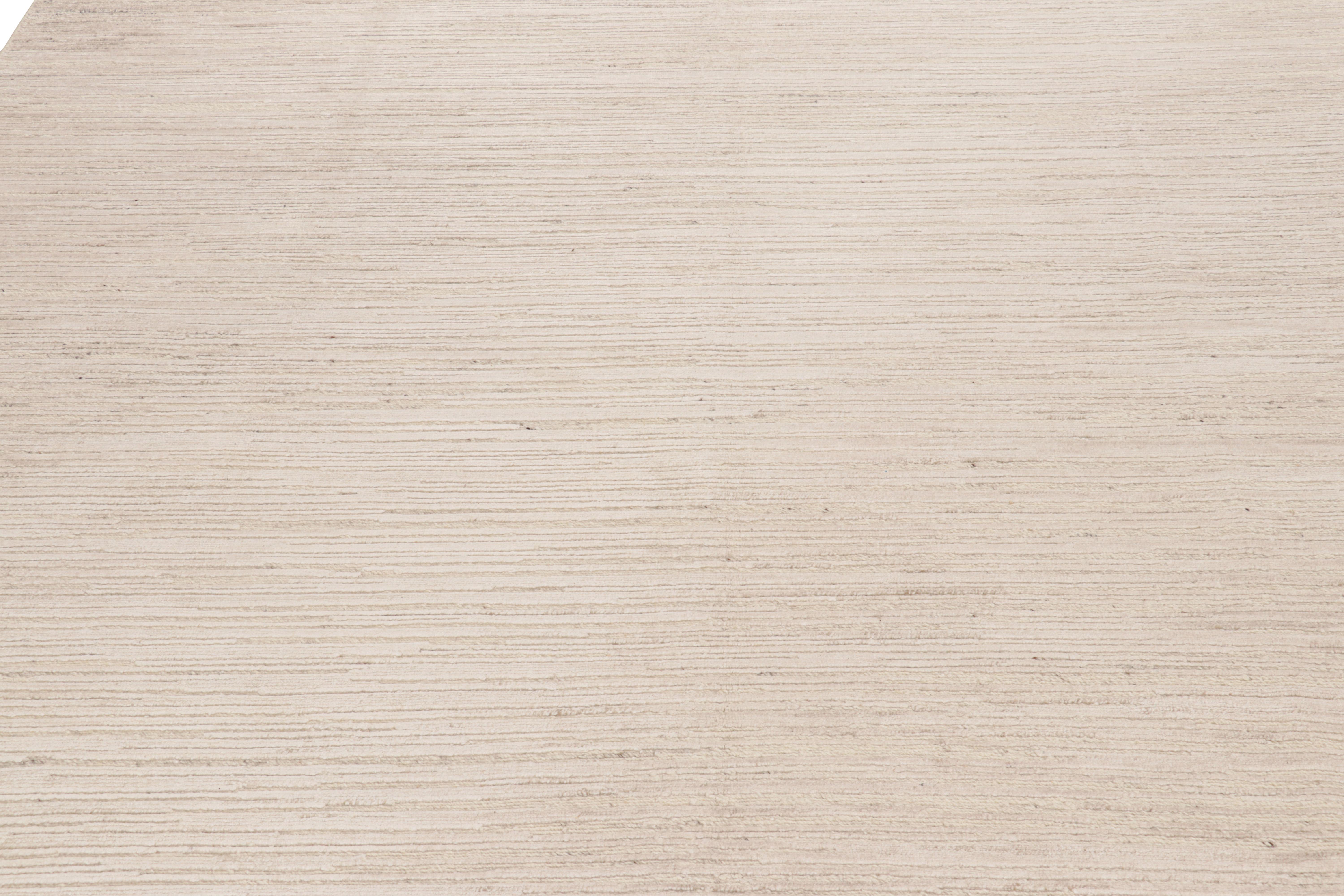 Indiano Rug & Kilim è un tappeto a righe astratte alte e basse di colore bianco e beige crema. in vendita