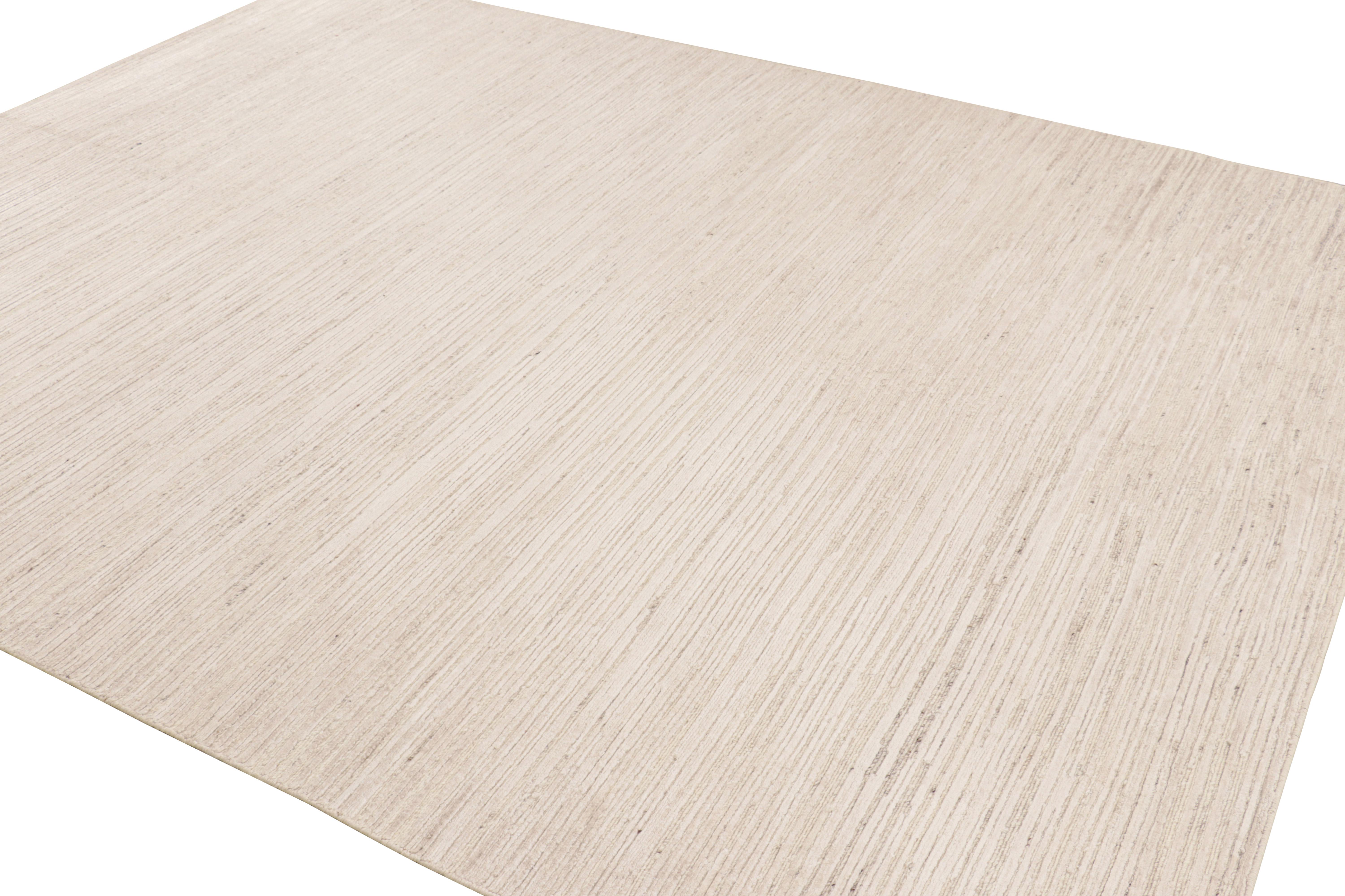 Tessuto a mano Rug & Kilim è un tappeto a righe astratte alte e basse di colore bianco e beige crema. in vendita