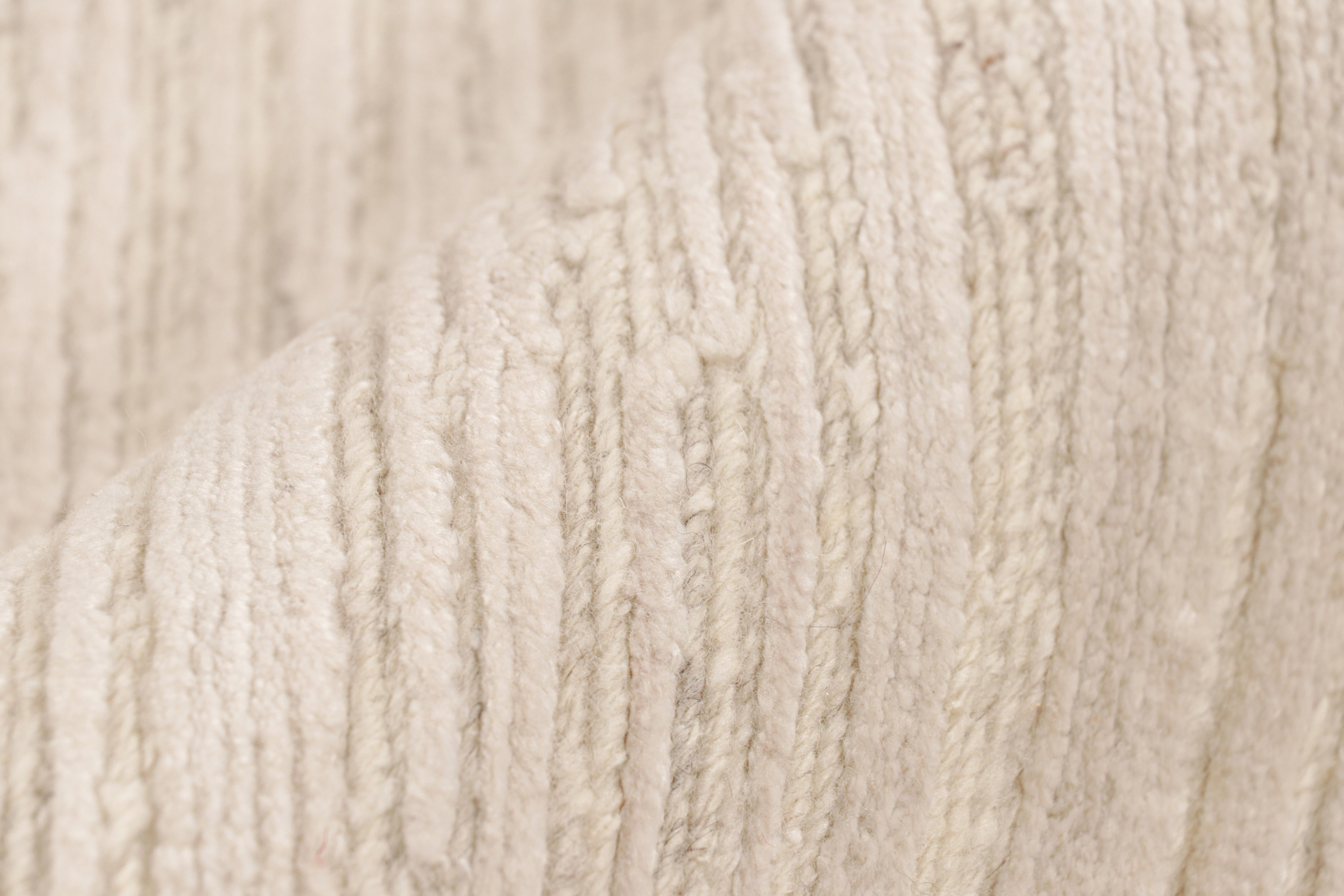 XXI secolo e contemporaneo Rug & Kilim è un tappeto a righe astratte alte e basse di colore bianco e beige crema. in vendita