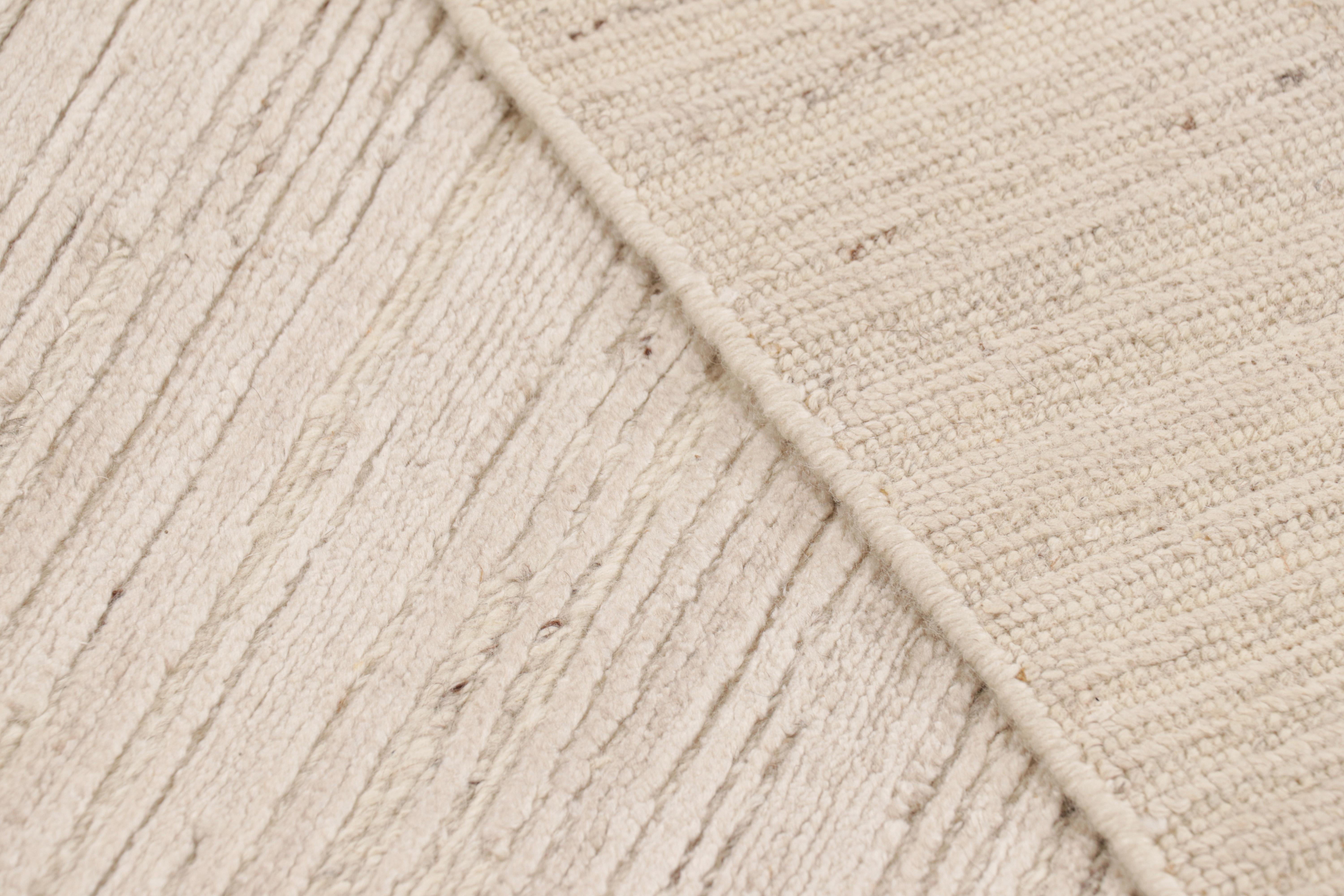 Lana Rug & Kilim è un tappeto a righe astratte alte e basse di colore bianco e beige crema. in vendita