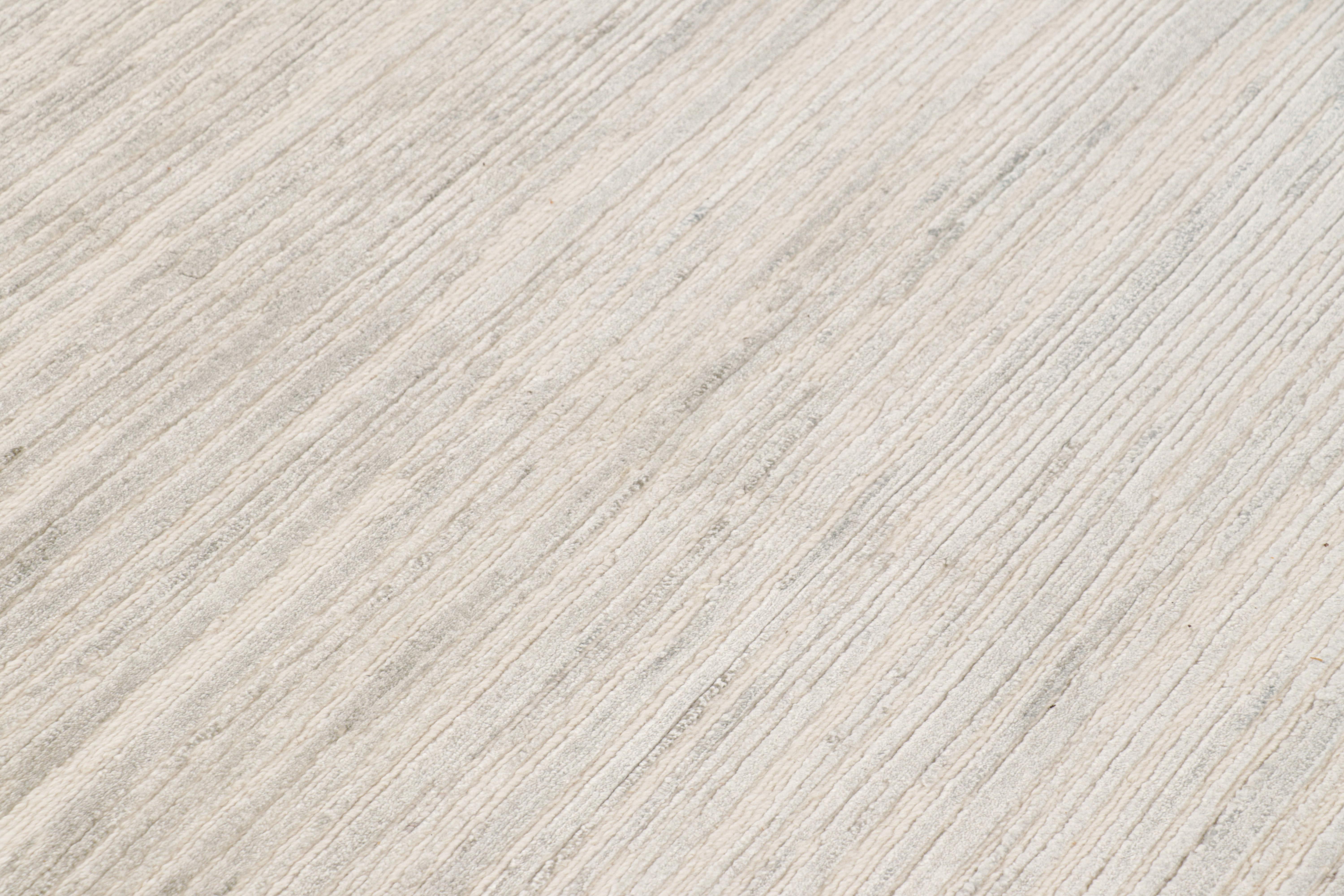 Rug & Kilim's Strukturteppich in Weiß und Creme-Grau Abstrakte Hoch-Tief-Streifen (Moderne) im Angebot