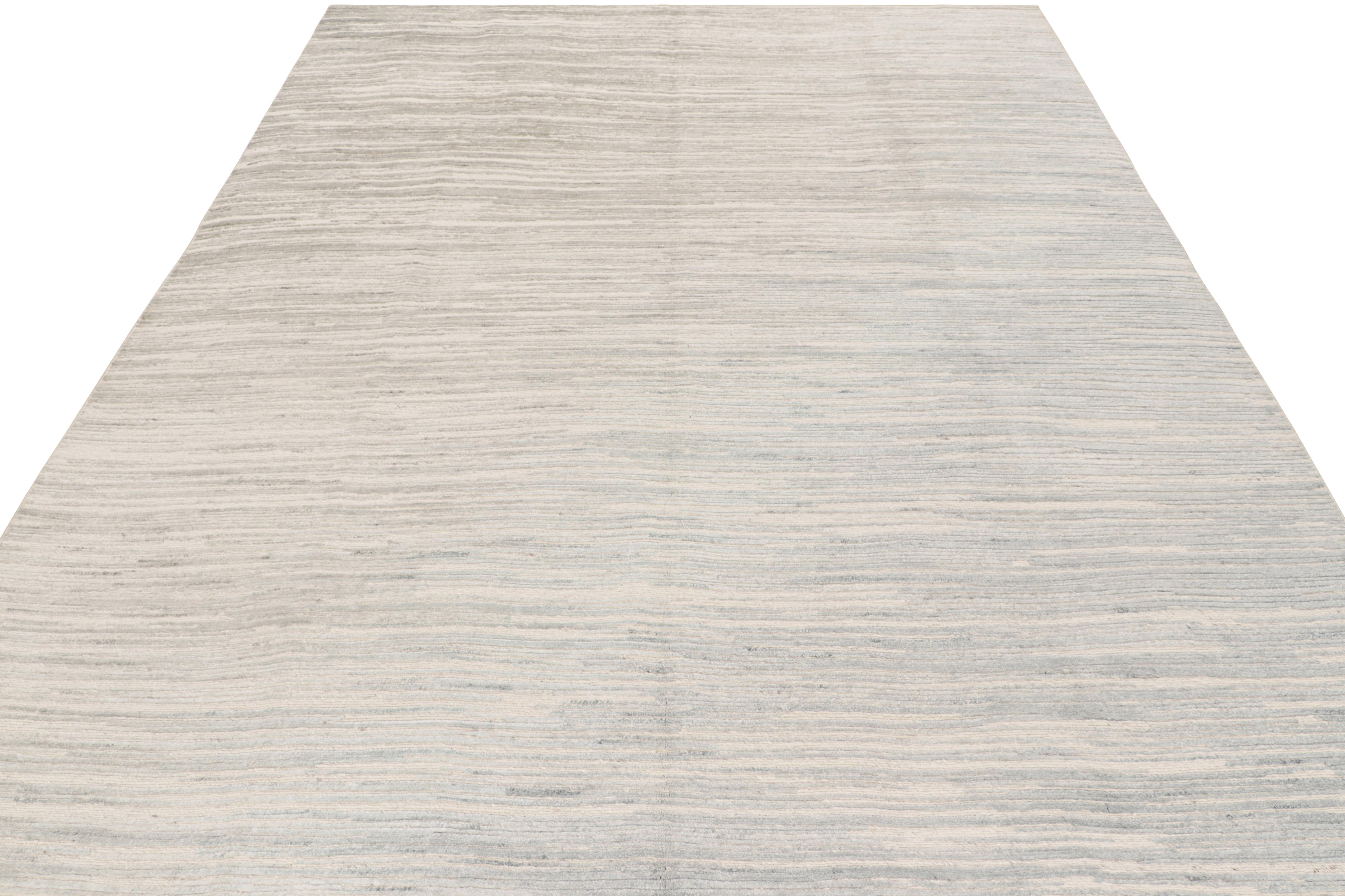 Rug & Kilim's Strukturteppich in Weiß und Creme-Grau Abstrakte Hoch-Tief-Streifen (Handgewebt) im Angebot