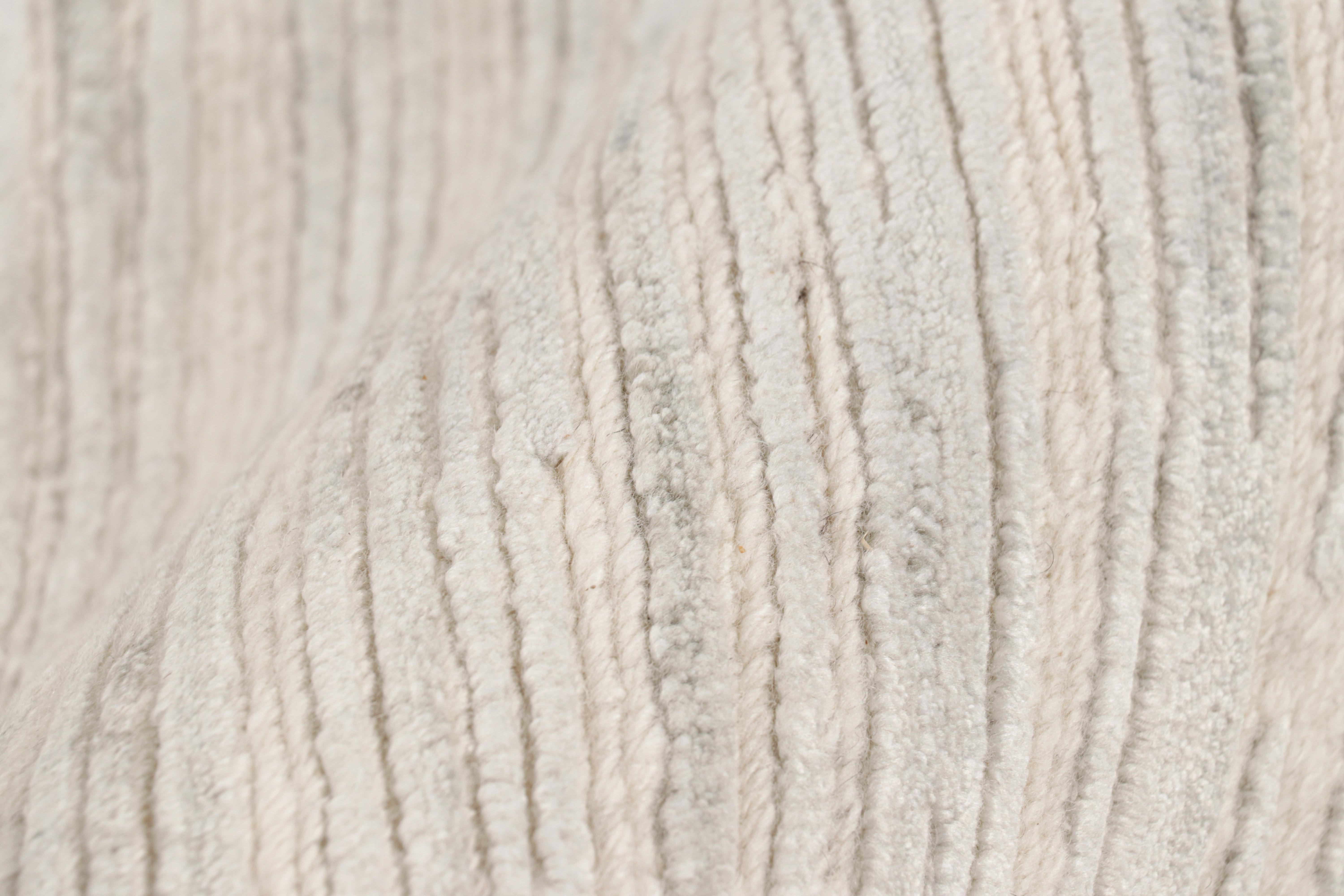 Rug & Kilim's Strukturteppich in Weiß und Creme-Grau Abstrakte Hoch-Tief-Streifen (21. Jahrhundert und zeitgenössisch) im Angebot