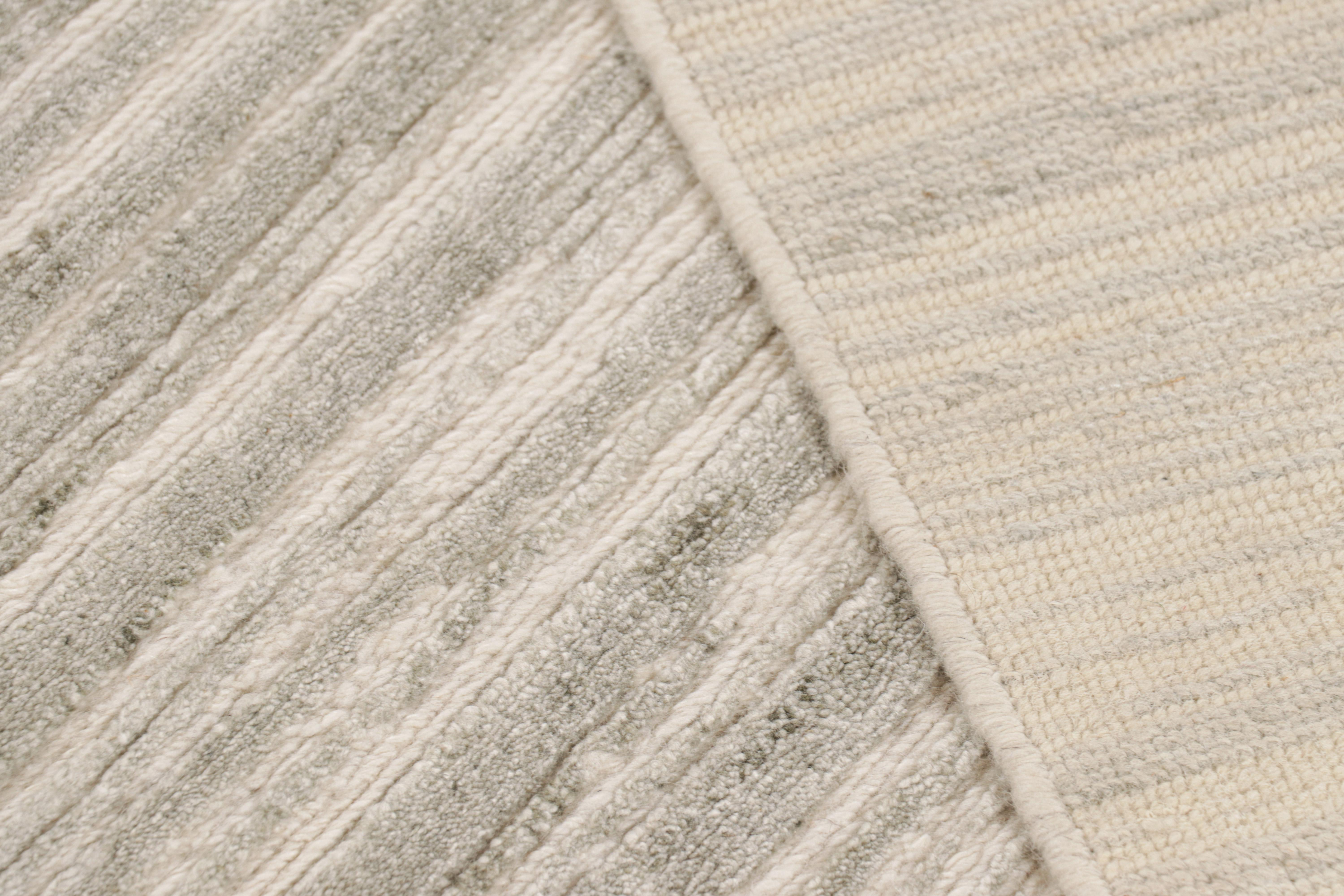 Rug & Kilim's Strukturteppich in Weiß und Creme-Grau Abstrakte Hoch-Tief-Streifen (Wolle) im Angebot