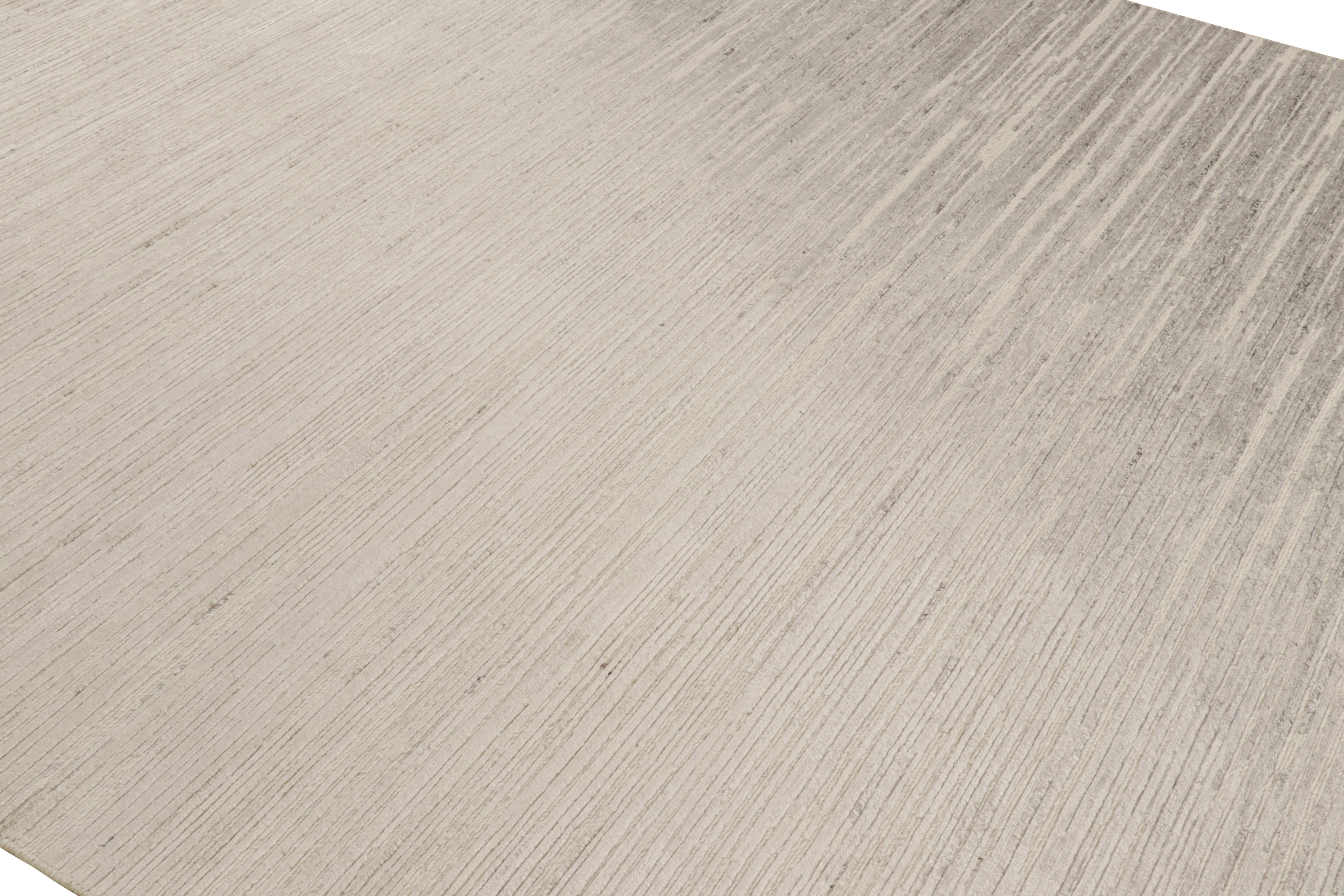 Dieser 8x10 große Teppich aus handgewebter Wolle ist ein aufregendes neues Design in der Textural-Teppichkollektion von Rug & Kilim. 

Über das Design: 

Cremeweiße und taupefarbene Grautöne unterstreichen ein subtiles Spiel von