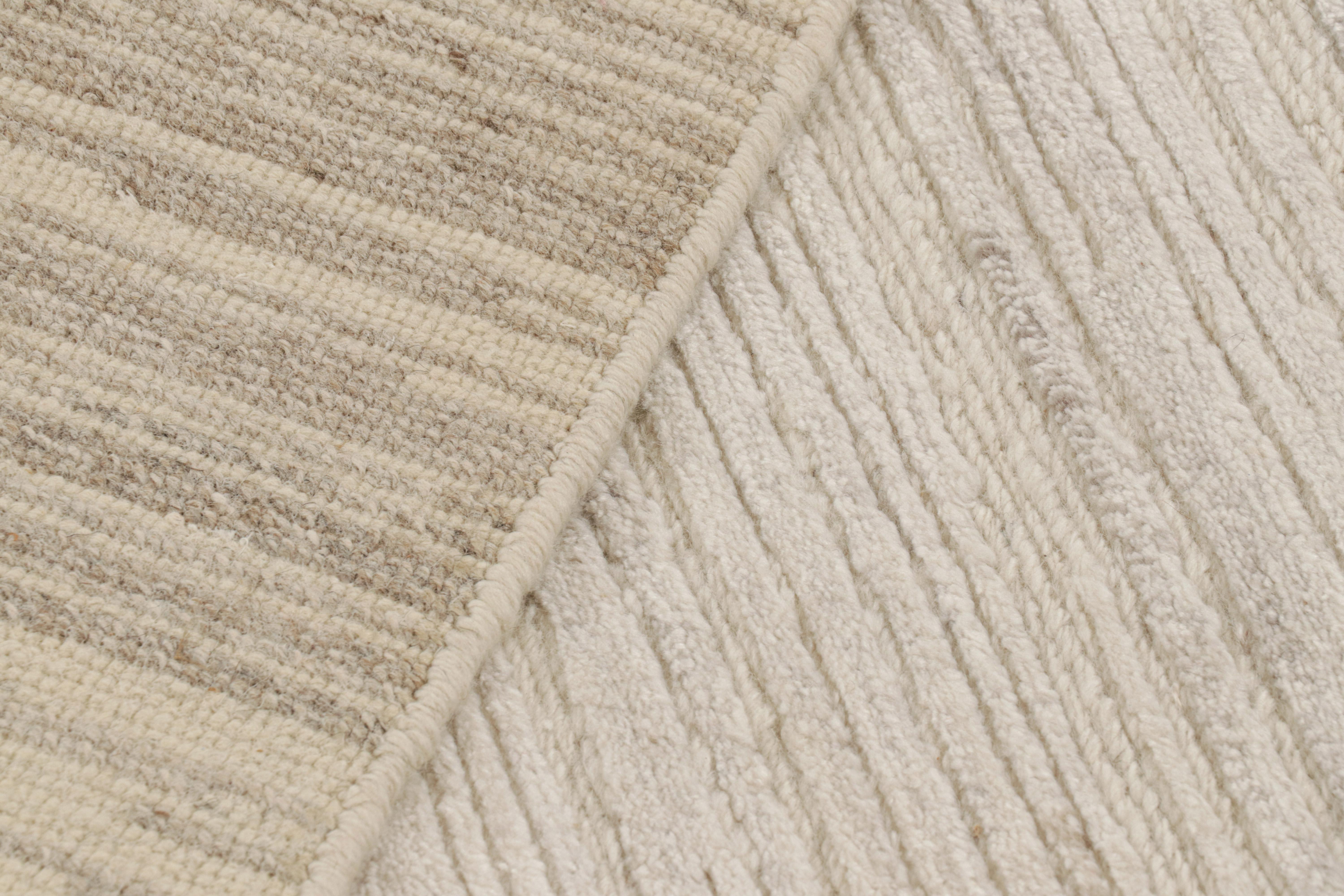 Rug & Kilim's Strukturteppich in Weiß und Grau Abstrakte Hoch-Tief-Streifen (21. Jahrhundert und zeitgenössisch) im Angebot
