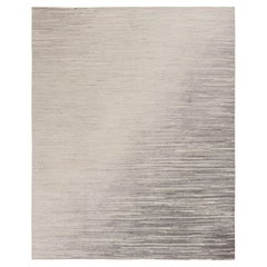 Tapis texturé de Rug & Kilim en blanc et gris, rayures abstraites en hauteur et en profondeur