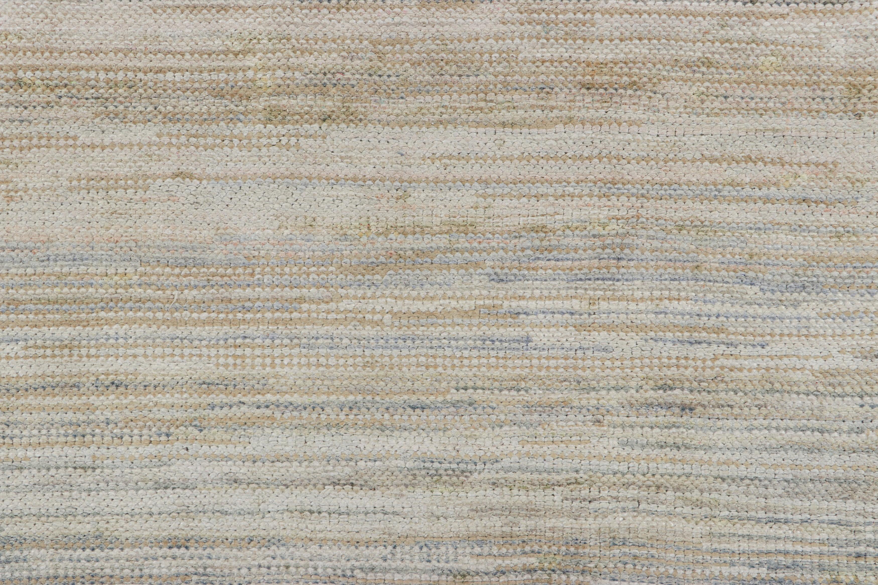 Moderno Rug & Kilim è un tappeto a righe e strisce bianche, beige e azzurre. in vendita