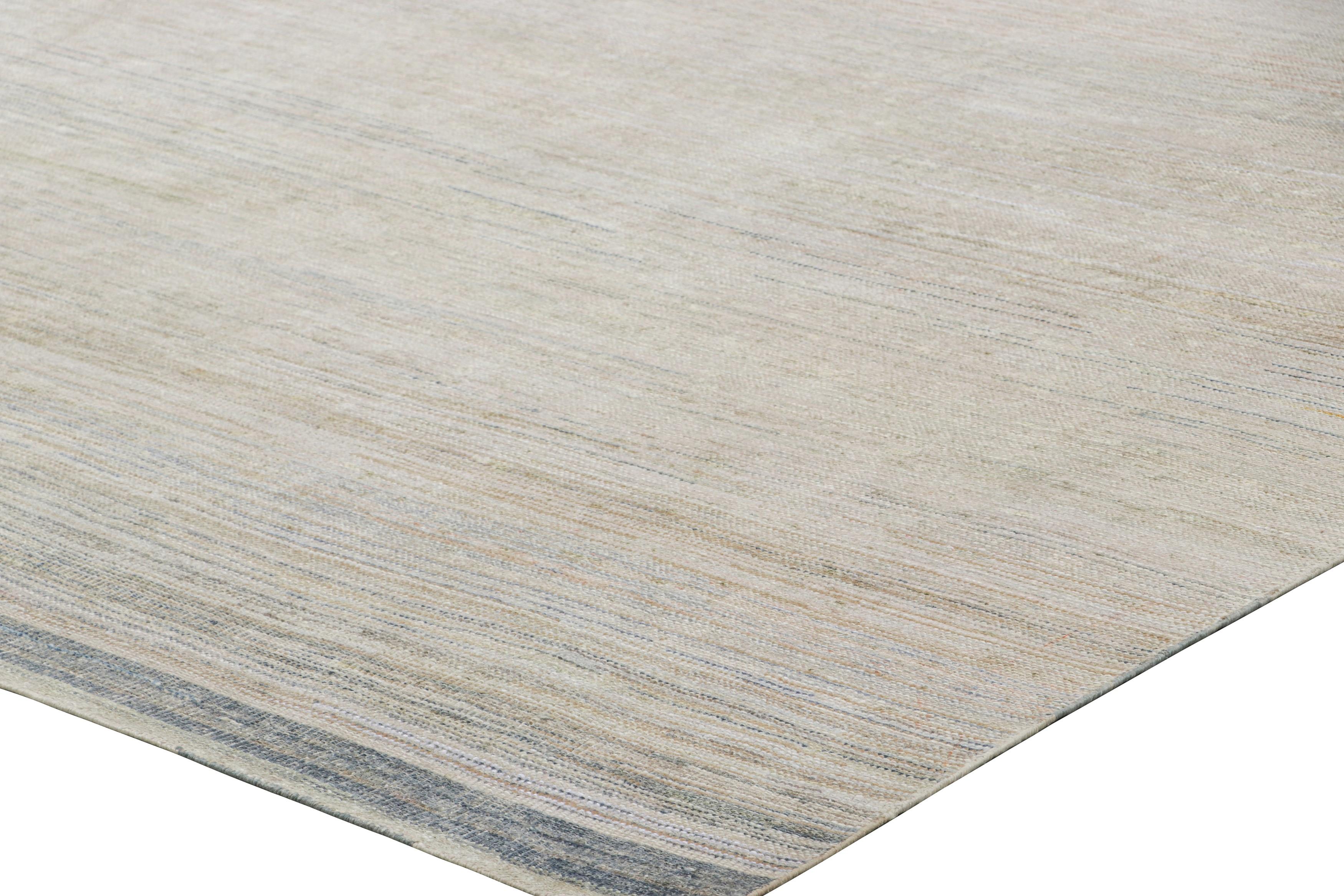 Rug & Kilim è un tappeto a righe e strisce bianche, beige e azzurre. In condizioni Nuovo in vendita a Long Island City, NY