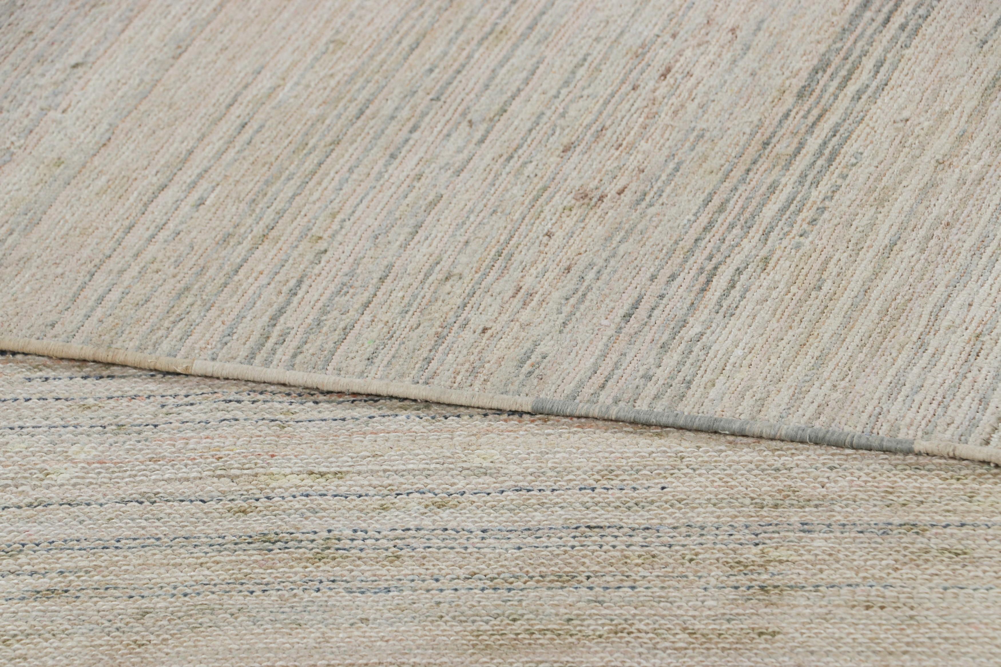 XXI secolo e contemporaneo Rug & Kilim è un tappeto a righe e strisce bianche, beige e azzurre. in vendita