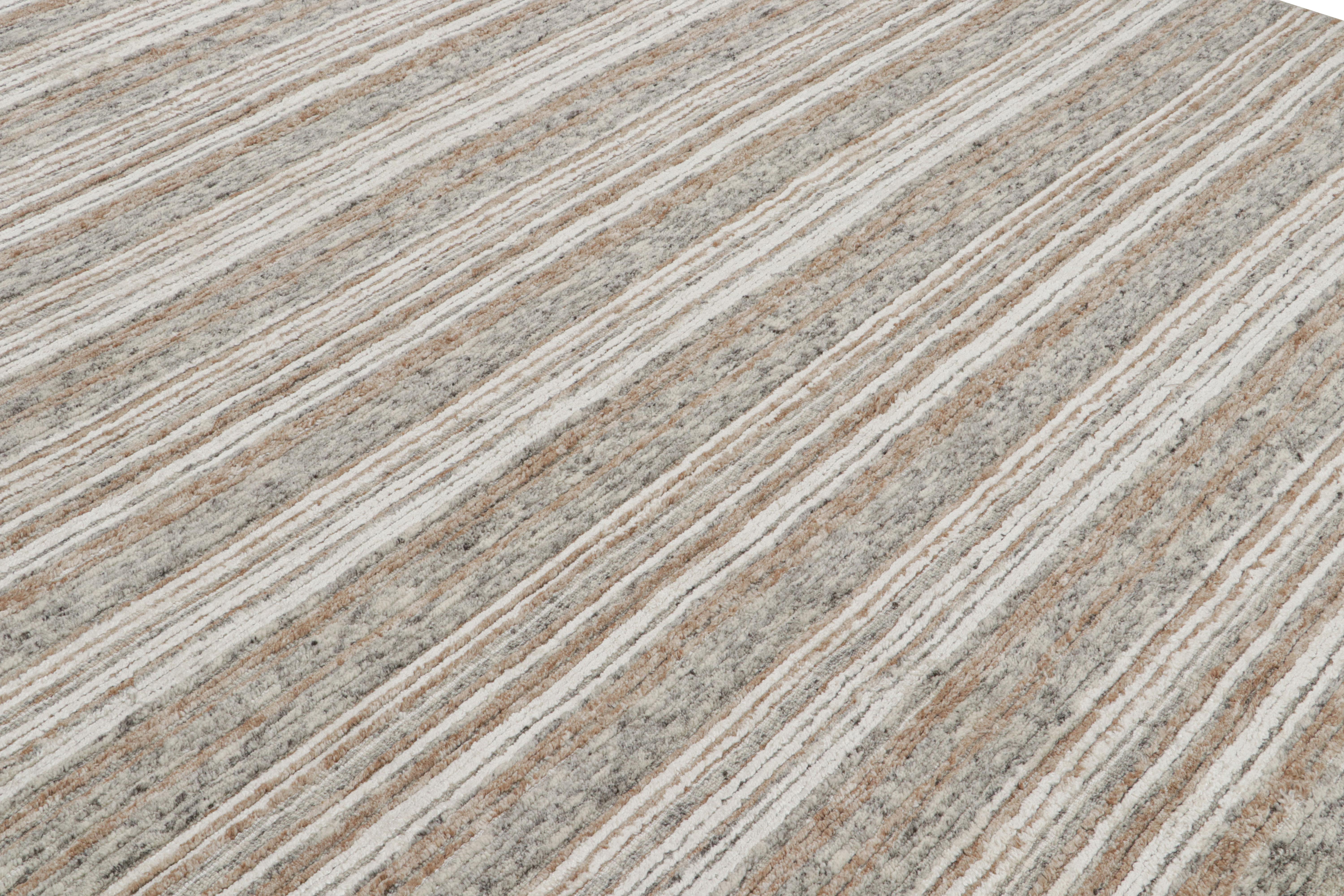 Rug & Kilim's Strukturteppich mit beige-braunen und grauen Streifen Light on Loom (Handgewebt) im Angebot