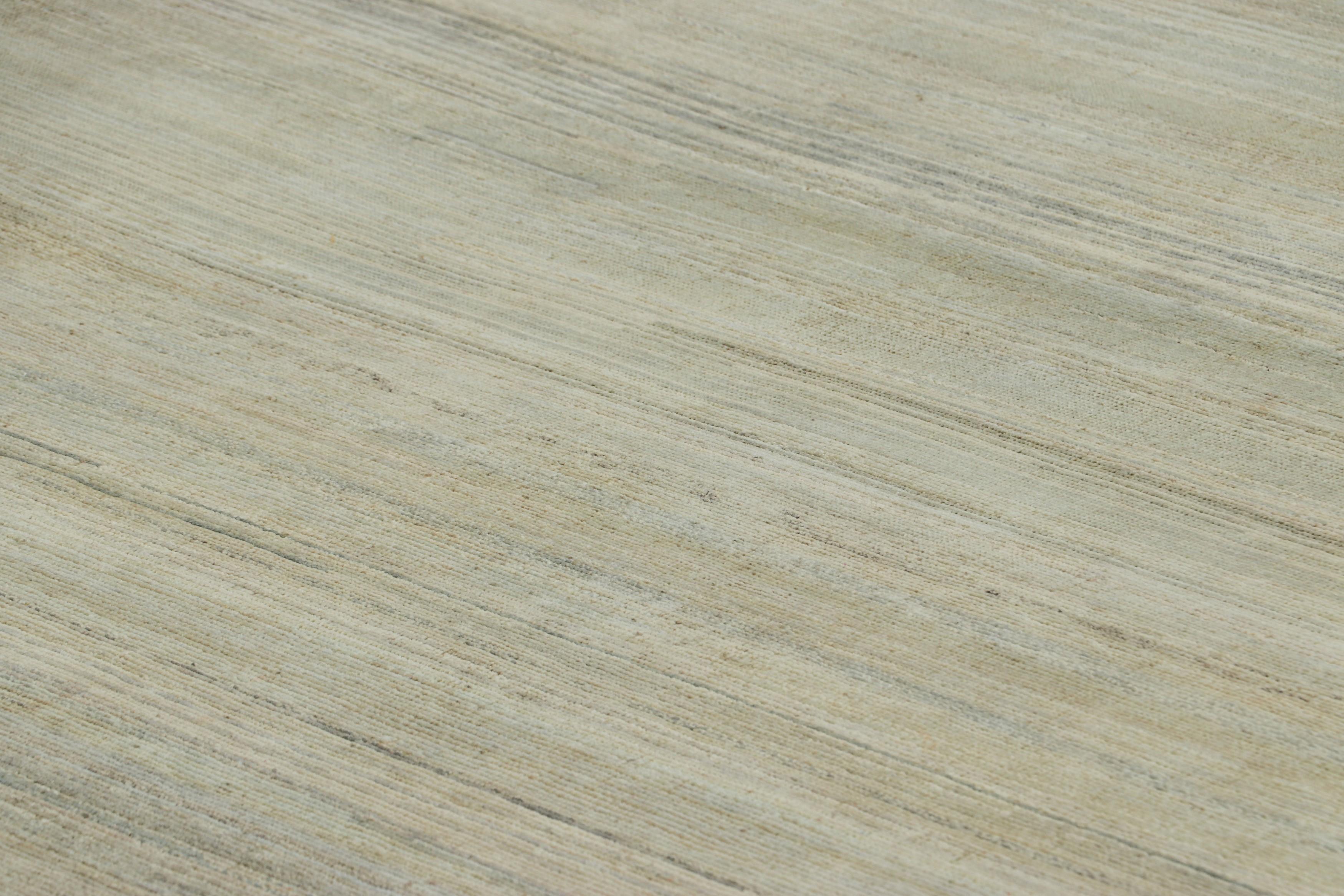 Noué à la main en laine, ce tapis 10x11 est un nouvel ajout à la collection de tapis Textural de Rug & Kilim - avec une gamme impressionnante de couleurs et une attention au mouvement dans son jeu unique de rayures, de stries et de motifs