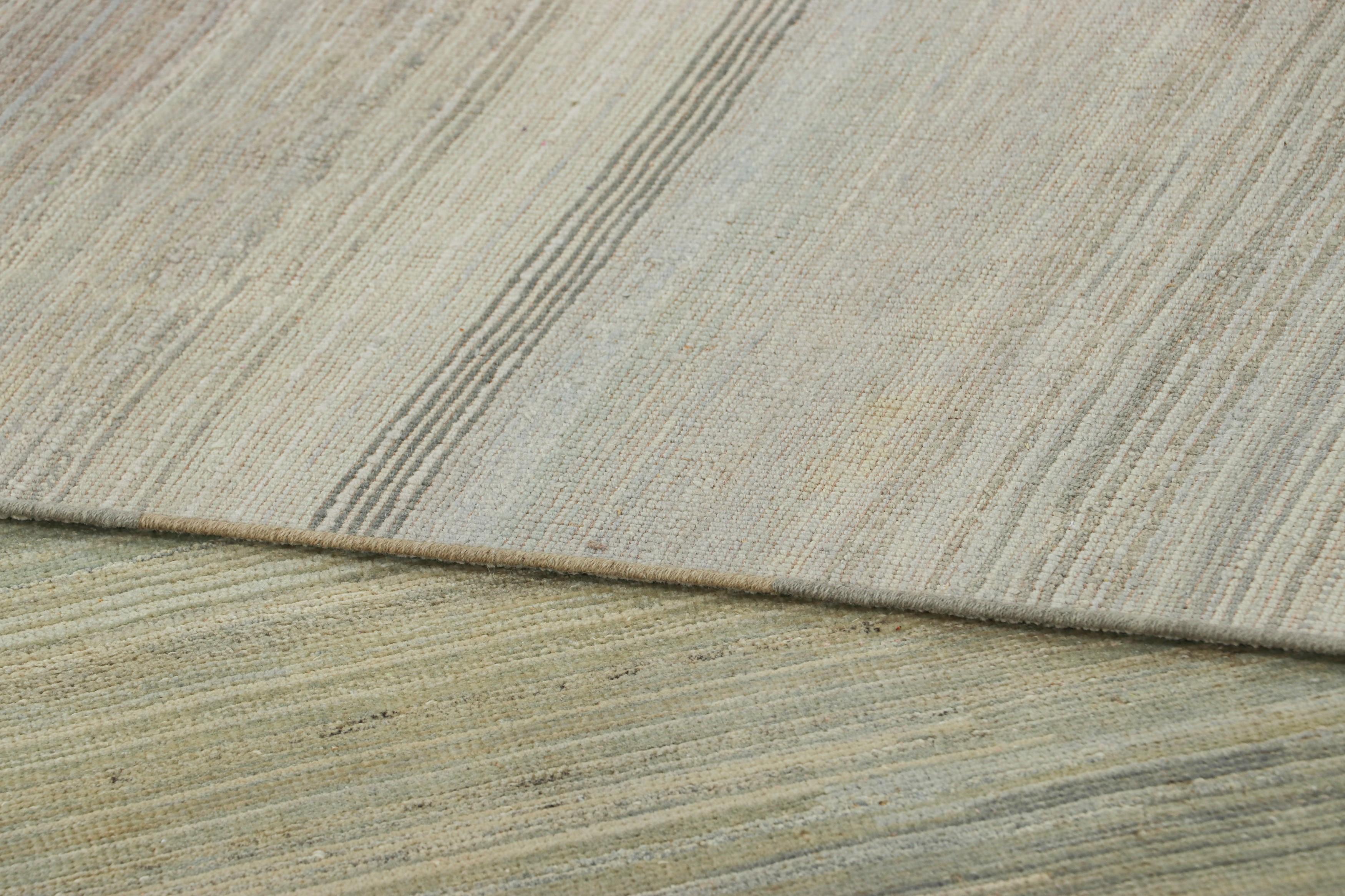 XXIe siècle et contemporain Tapis texturé de Rug & Kilim avec des rayures et des bandes vertes, beiges et bleu clair en vente