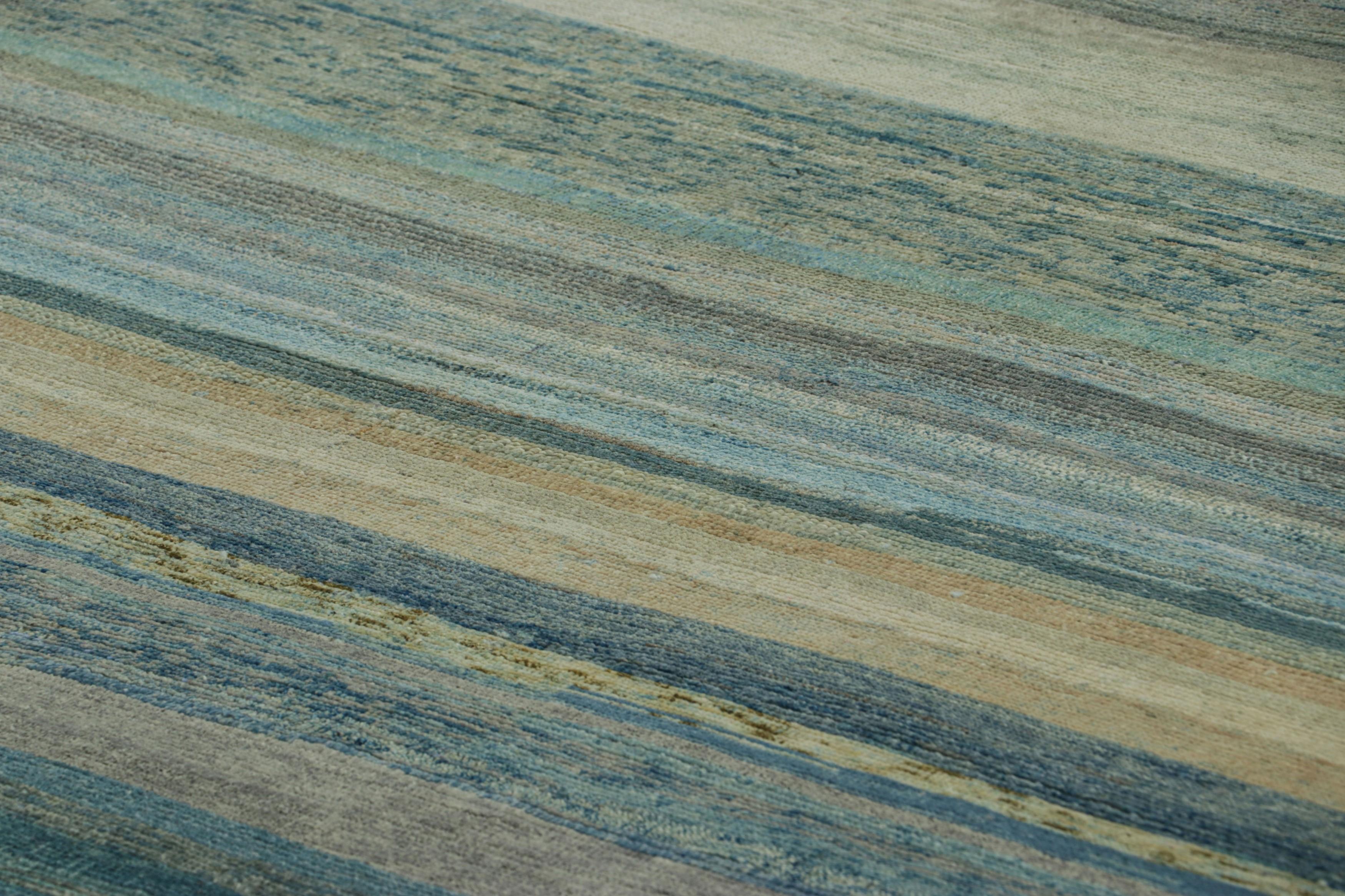 Dieser handgeknüpfte Wollteppich im Format 6x9 ist eine reiche Ergänzung der Textural-Teppichkollektion von Rug & Kilim. Er besticht durch seine beeindruckende Farbpalette und die Aufmerksamkeit für Bewegung in seinem einzigartigen Spiel mit