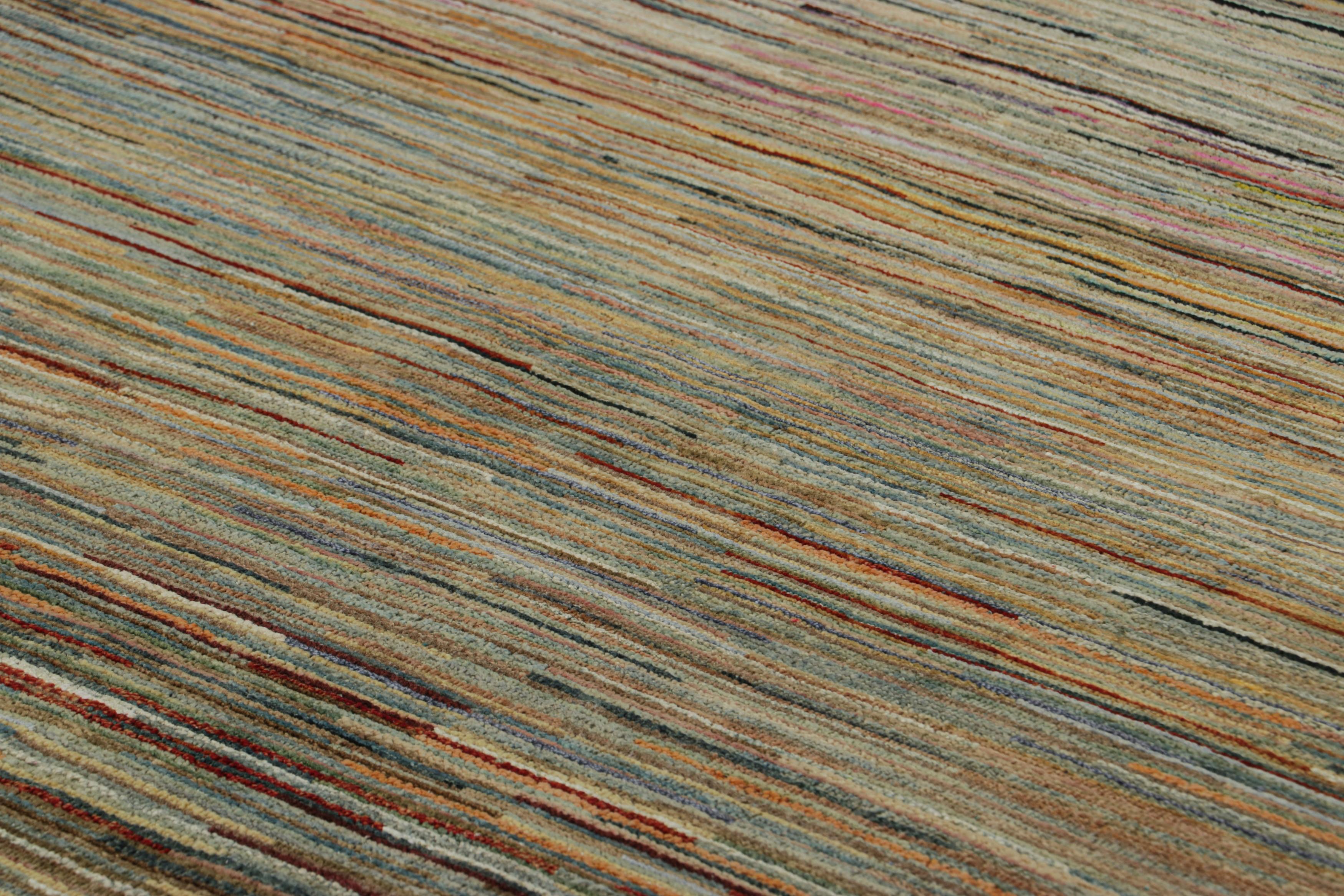 Annodato a mano in lana e seta, questo tappeto 8x10 è una nuova ricca aggiunta alla collezione di tappeti Textural di Rug & Kilim, con un'impressionante gamma di colori e un'attenzione al movimento nel suo gioco unico di strisce, striature e motivi