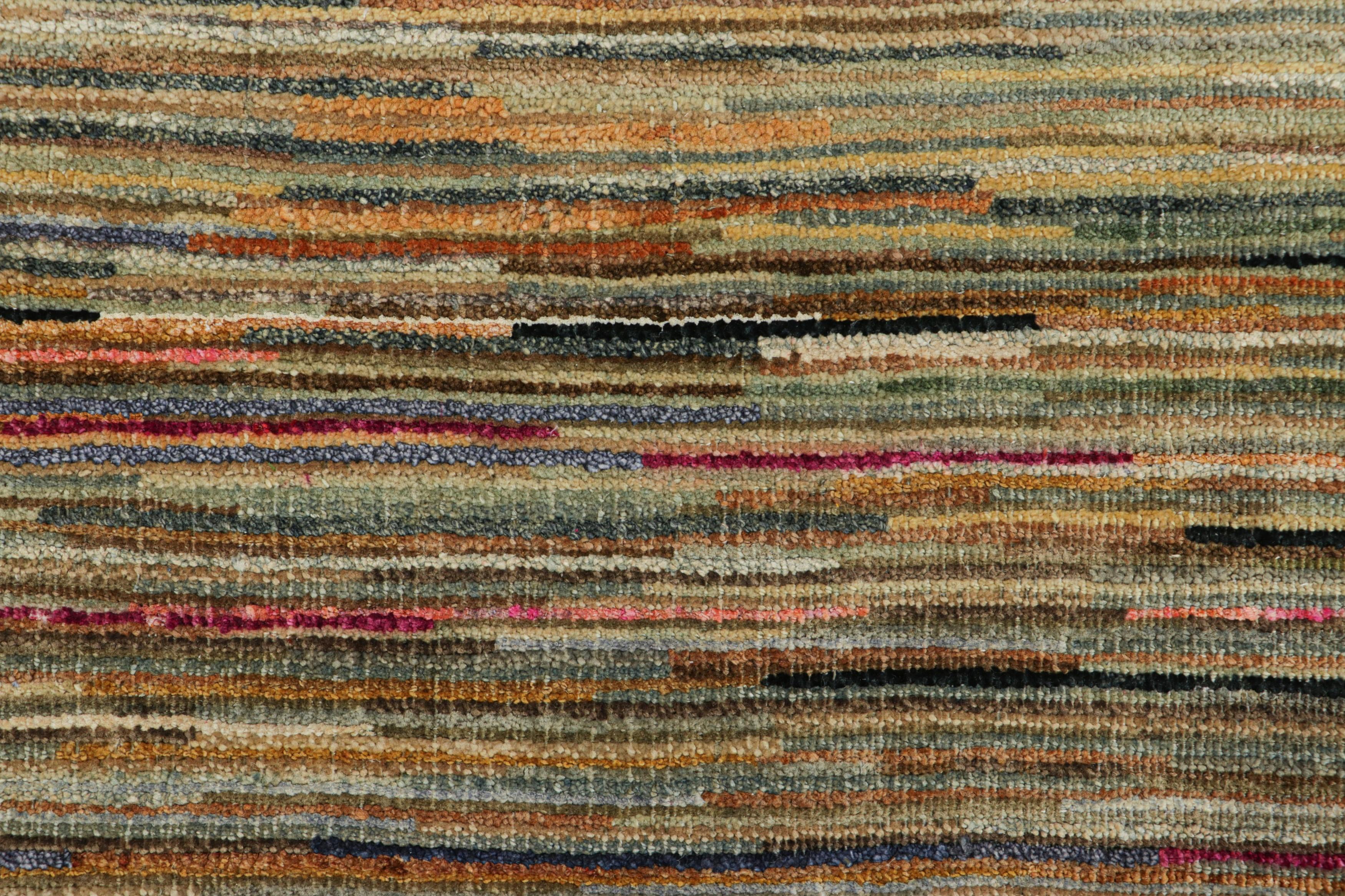 Moderno Rug & Kilim è un tappeto testurizzato con vibranti strisce e striature policromatiche in vendita