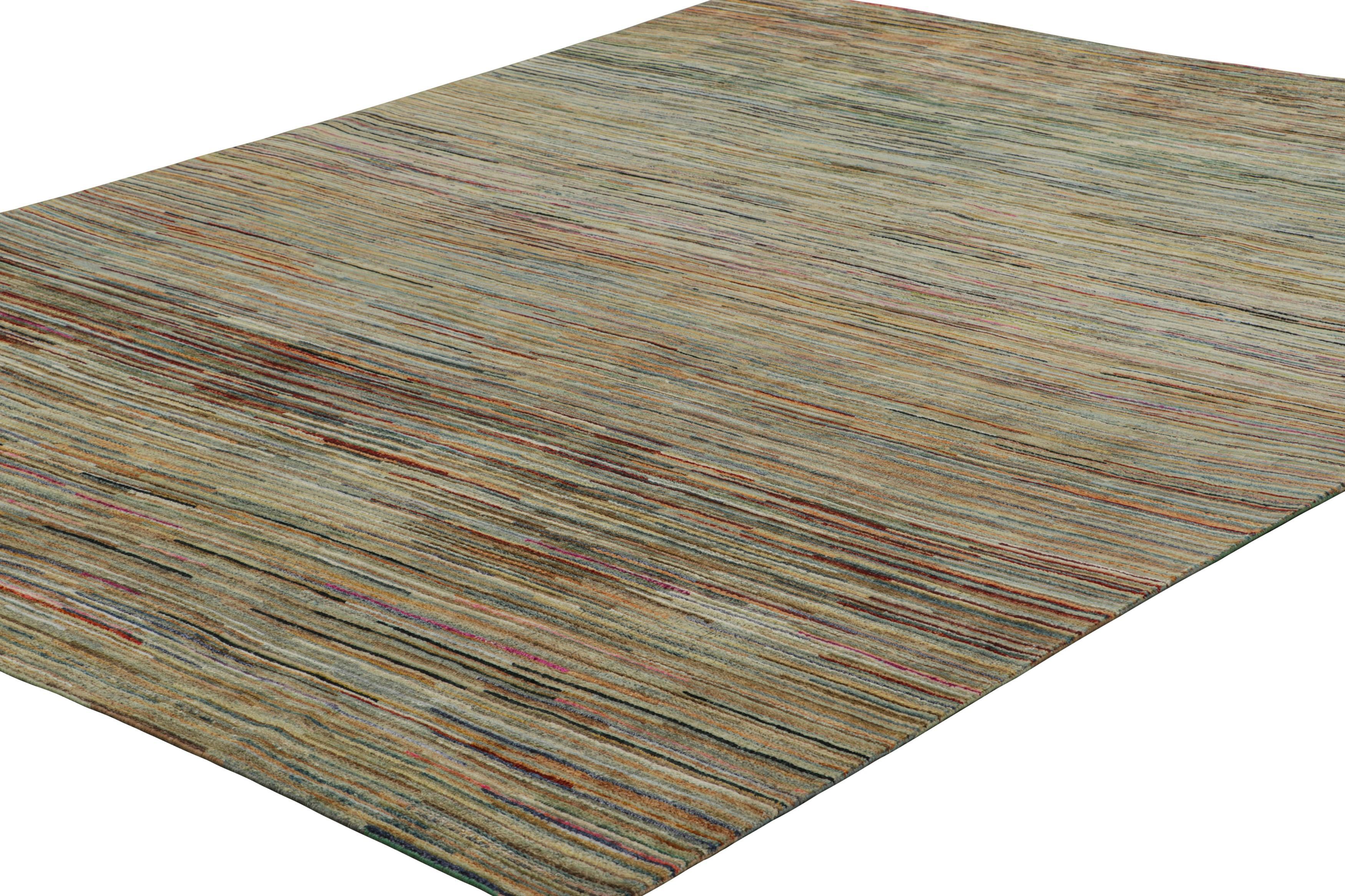 Indiano Rug & Kilim è un tappeto testurizzato con vibranti strisce e striature policromatiche in vendita