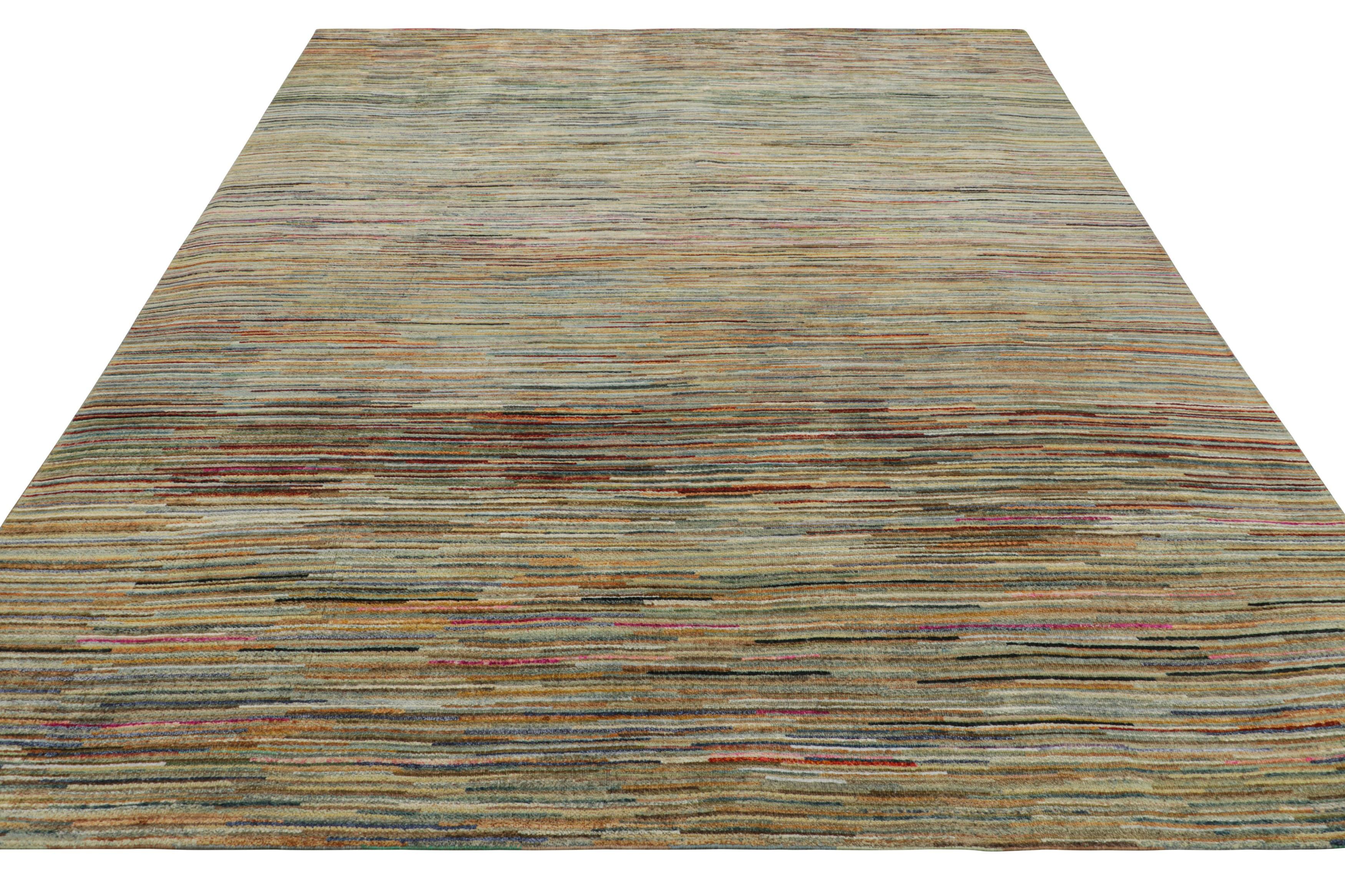 Annodato a mano Rug & Kilim è un tappeto testurizzato con vibranti strisce e striature policromatiche in vendita