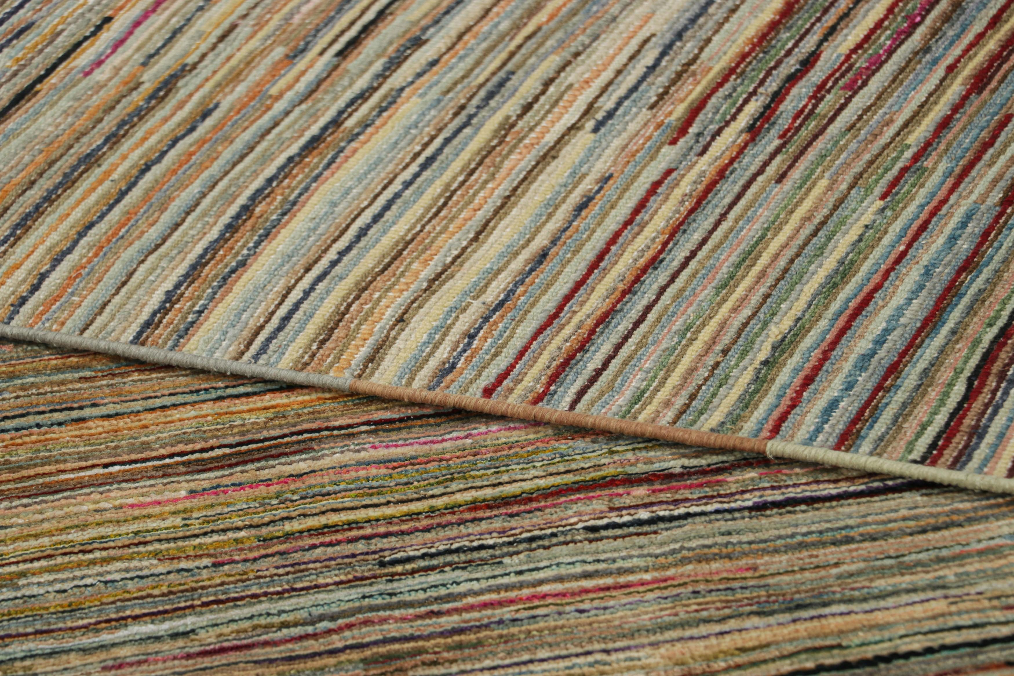 XXI secolo e contemporaneo Rug & Kilim è un tappeto testurizzato con vibranti strisce e striature policromatiche in vendita
