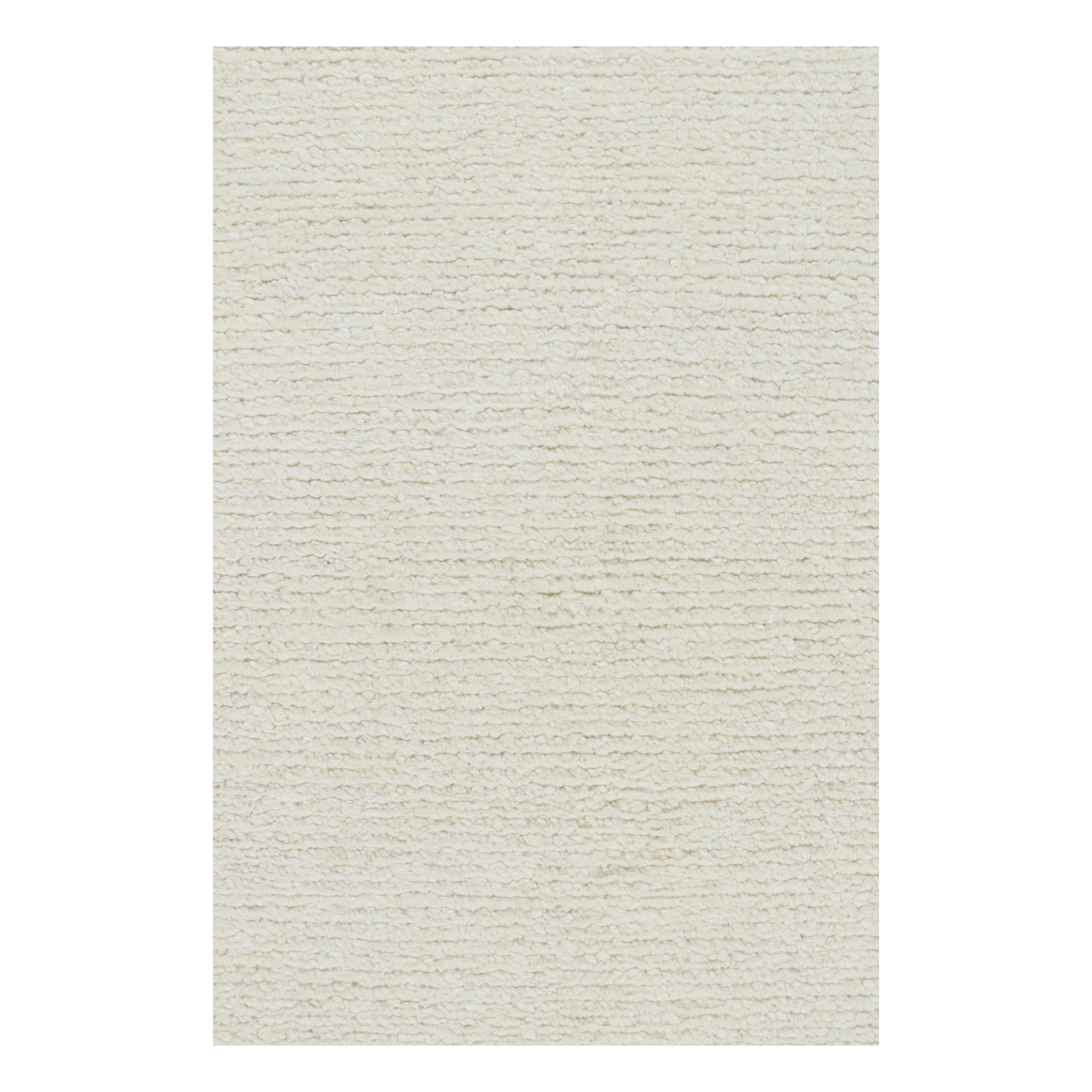 Rug & Kilim è un tappeto strutturato con striature bianche monocromatiche