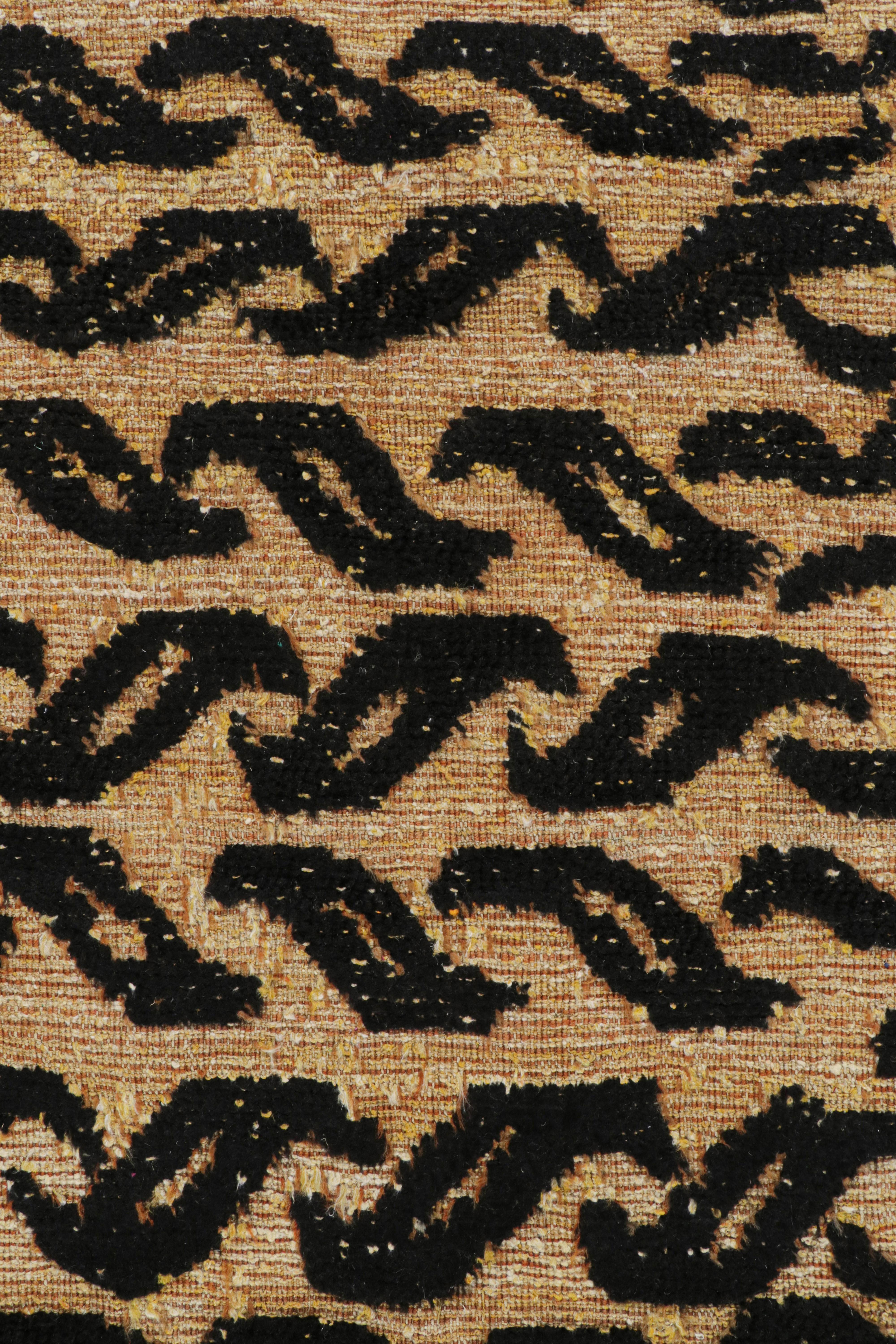 Rug & Kilim's Tiger-Teppich in Gold mit orange-schwarzer Zeichnung (Moderne) im Angebot