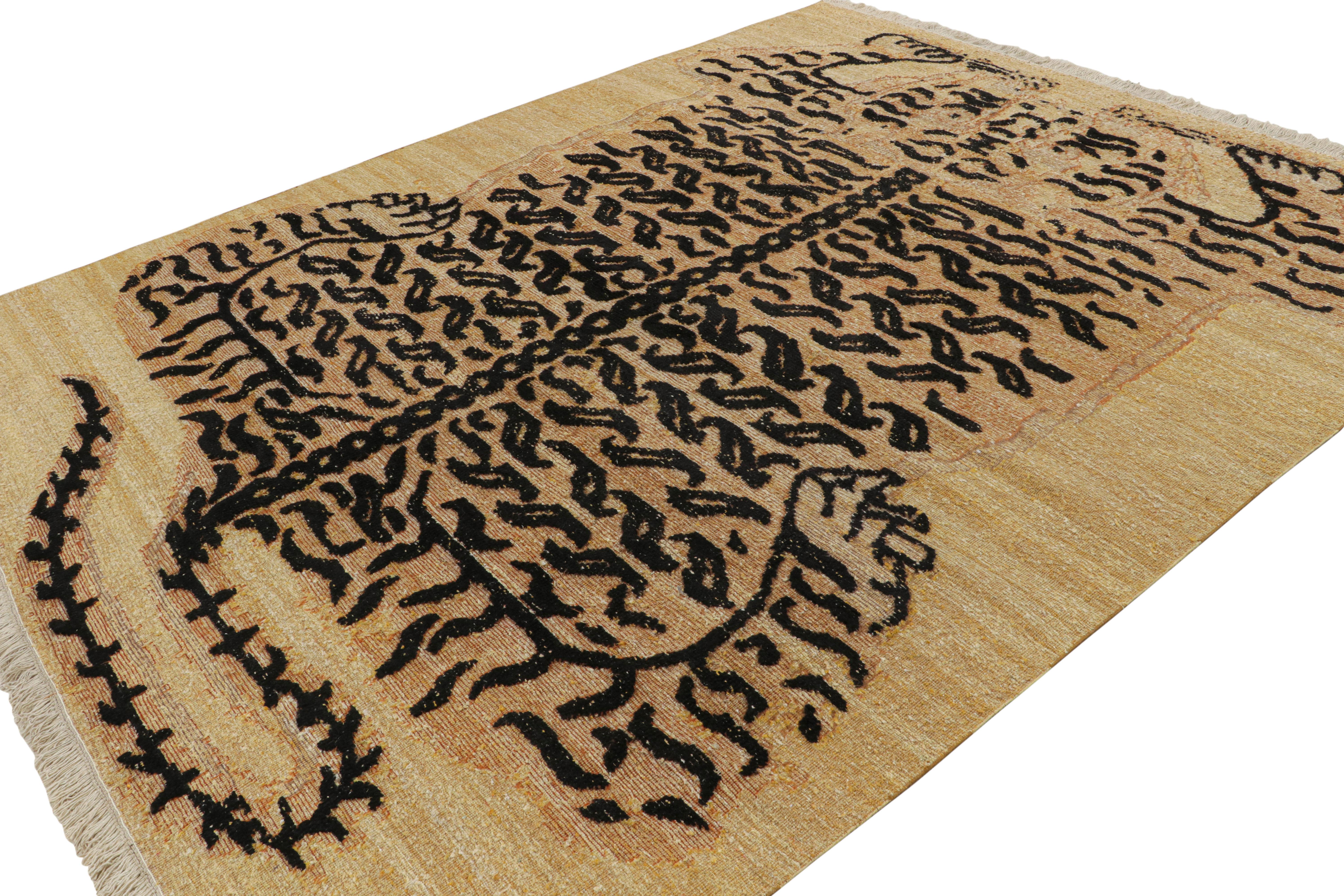 Rug & Kilim's Tiger-Teppich in Gold mit orange-schwarzer Zeichnung (Indisch) im Angebot