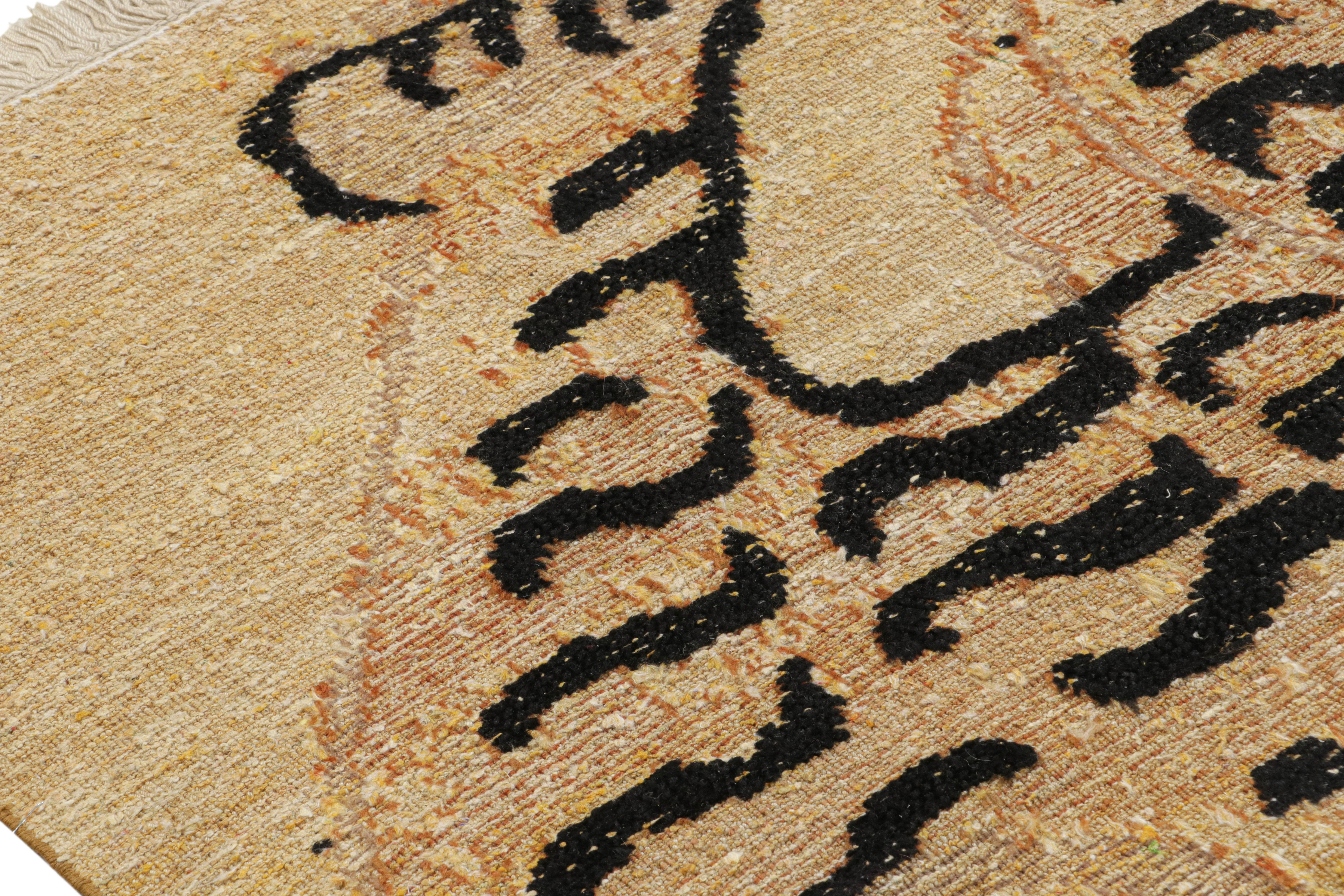Rug & Kilim's Tiger-Teppich in Gold mit orange-schwarzer Zeichnung im Zustand „Neu“ im Angebot in Long Island City, NY