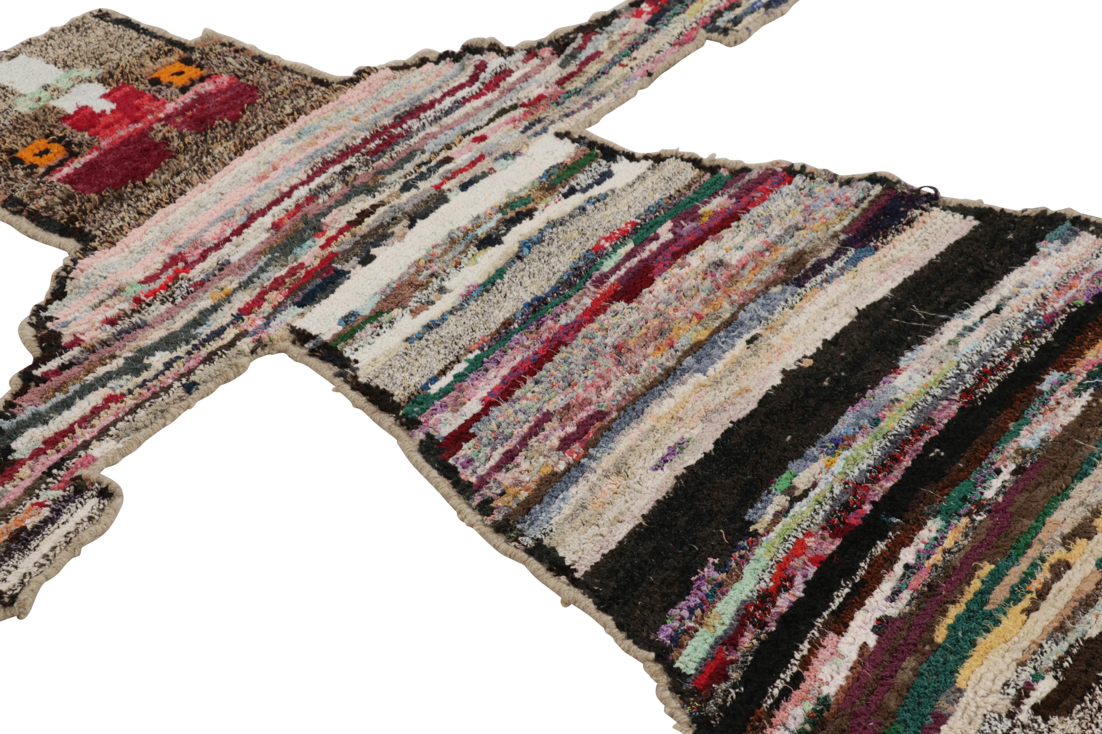 Hand-knotted in wool, this 5x7 modern tiger skin patchwork rug originating from Turkey, is a bold addition to the Rug & Kilim Tiger rugs line of their Modern Classics Collection. 

On the Design: 

This pictorial representation of an animal pelt