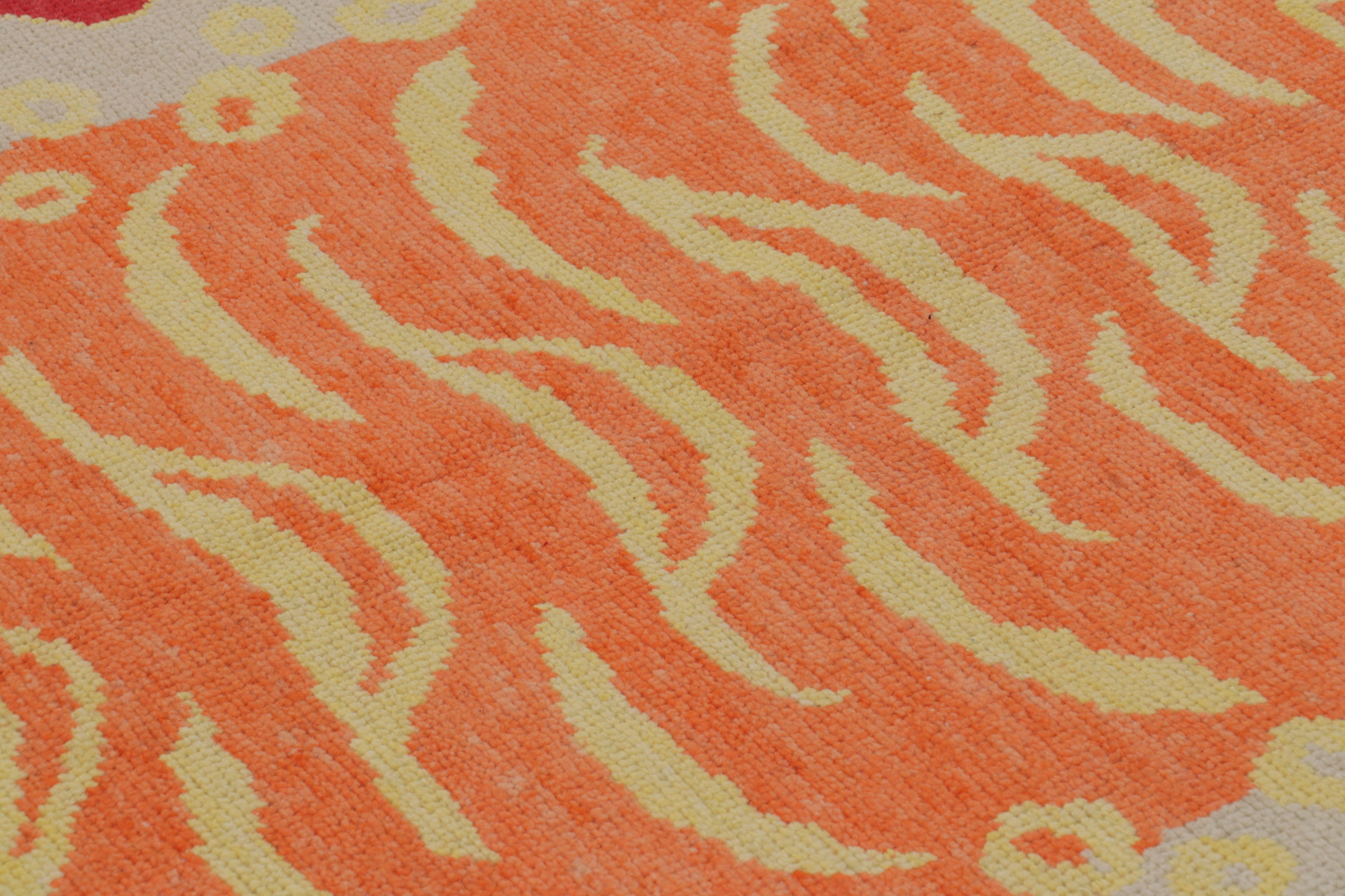 Questo accattivante tappeto 5x8 della Rug & Kilim's Tiger Collection è un'audace reimmaginazione moderna di un potente mito visivo e di un'importante provenienza sia dai tappeti classici che dall'arte popolare; trasforma il piano del pavimento in