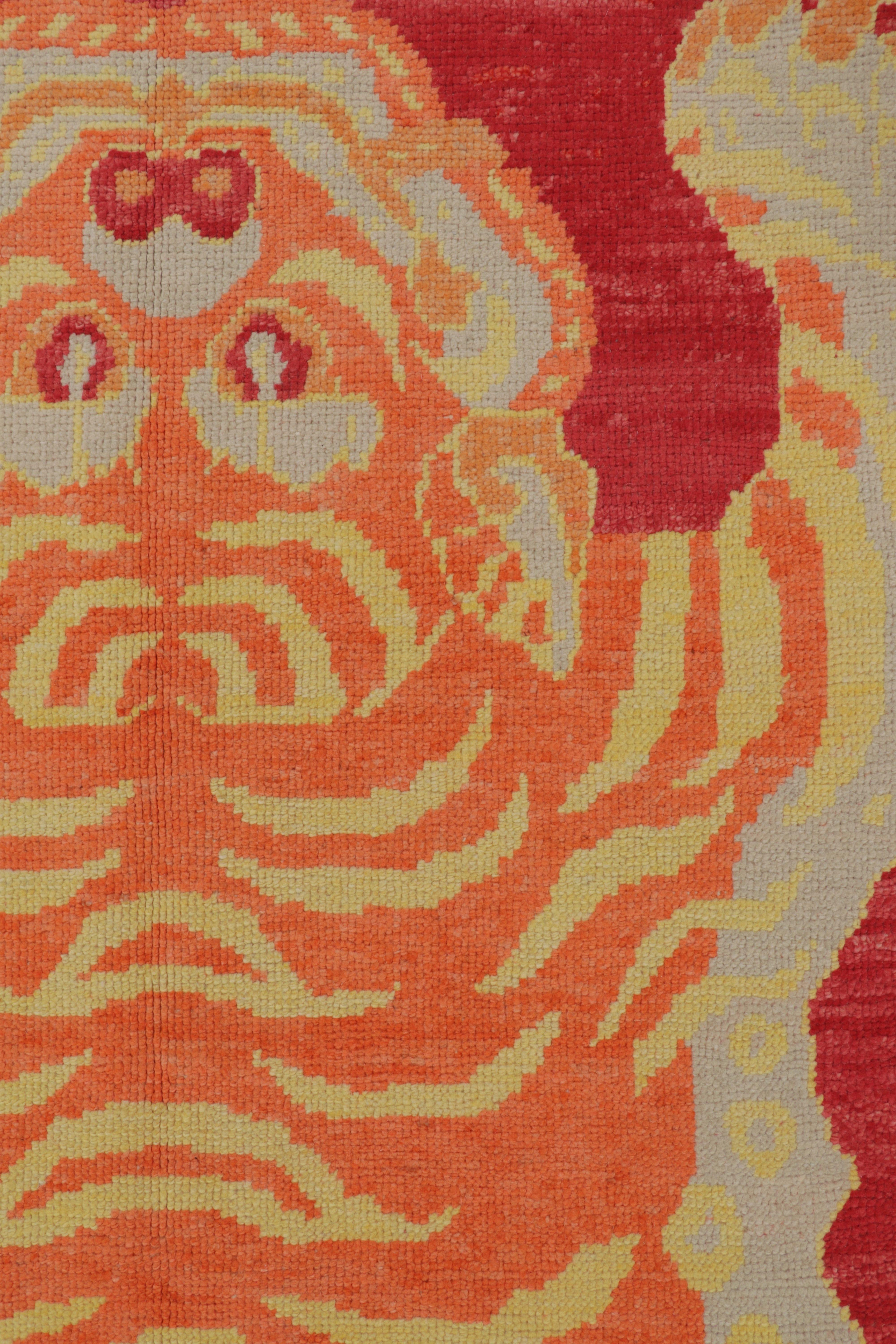 Moderno Tappeto in pelle di tigre di Rug & Kilim, fondo cremisi e sfondo arancione - Rug & Kilim in vendita