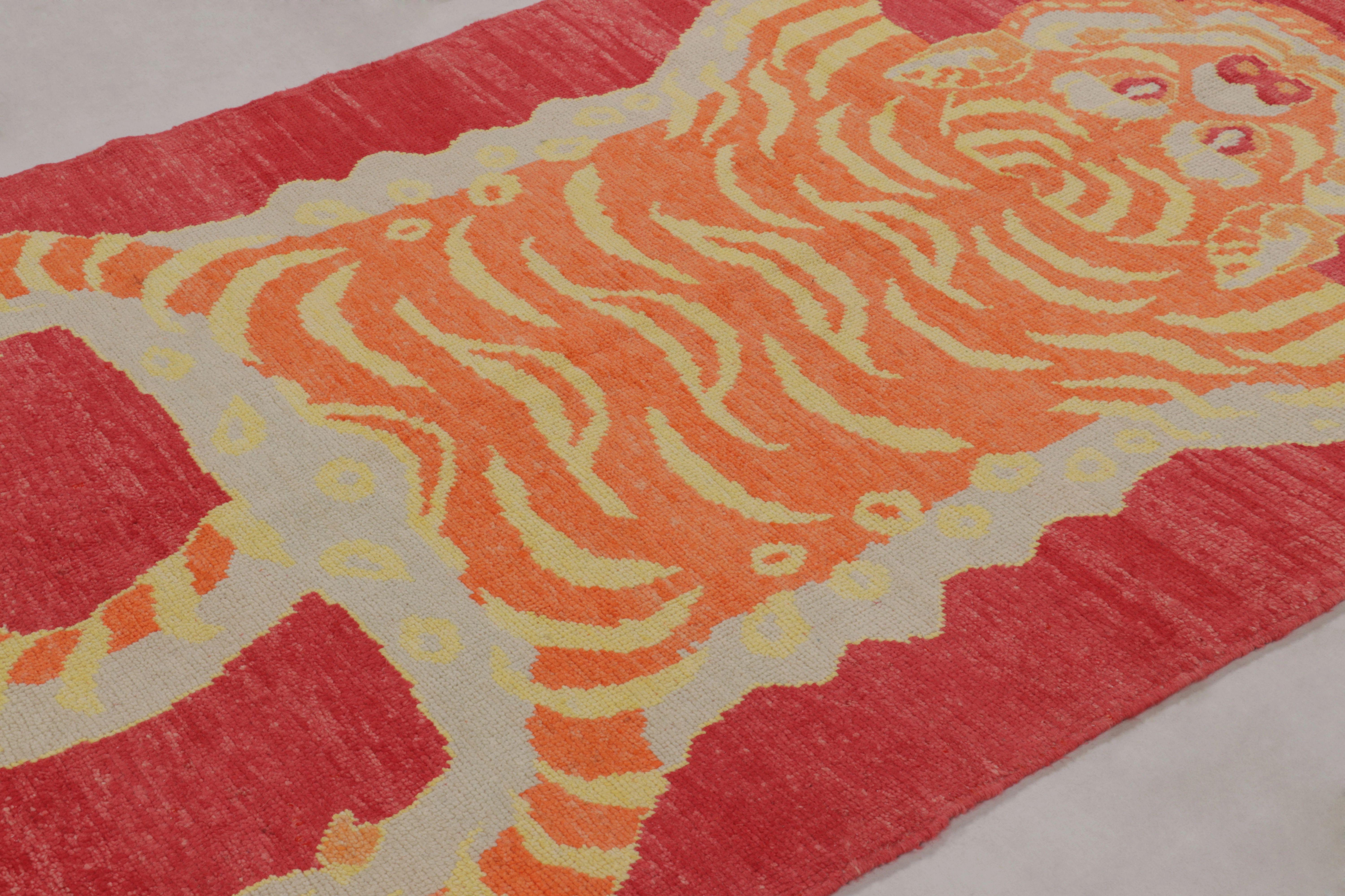 Tessuto a mano Tappeto in pelle di tigre di Rug & Kilim, fondo cremisi e sfondo arancione - Rug & Kilim in vendita