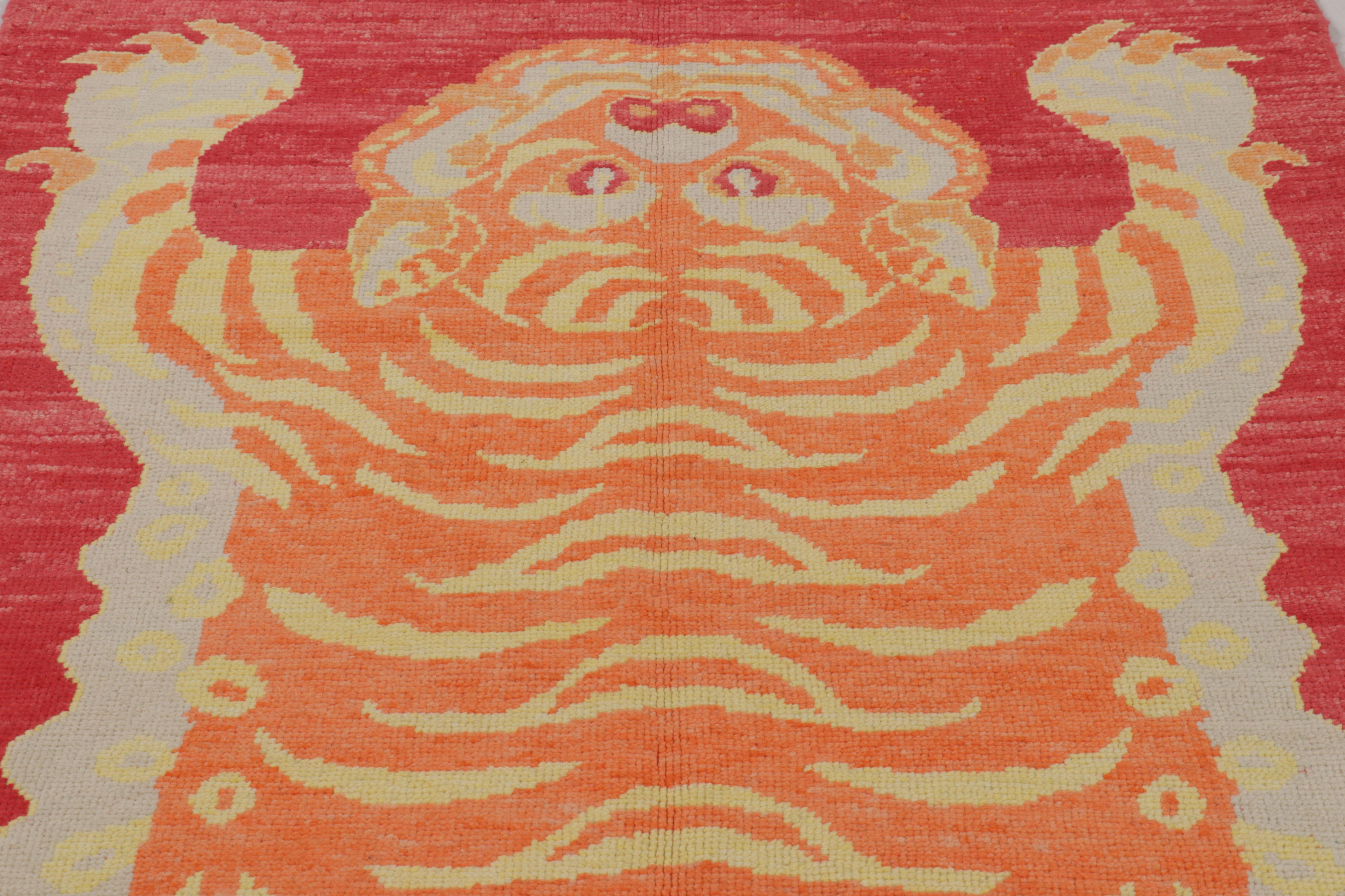 XXI secolo e contemporaneo Tappeto in pelle di tigre di Rug & Kilim, fondo cremisi e sfondo arancione - Rug & Kilim in vendita