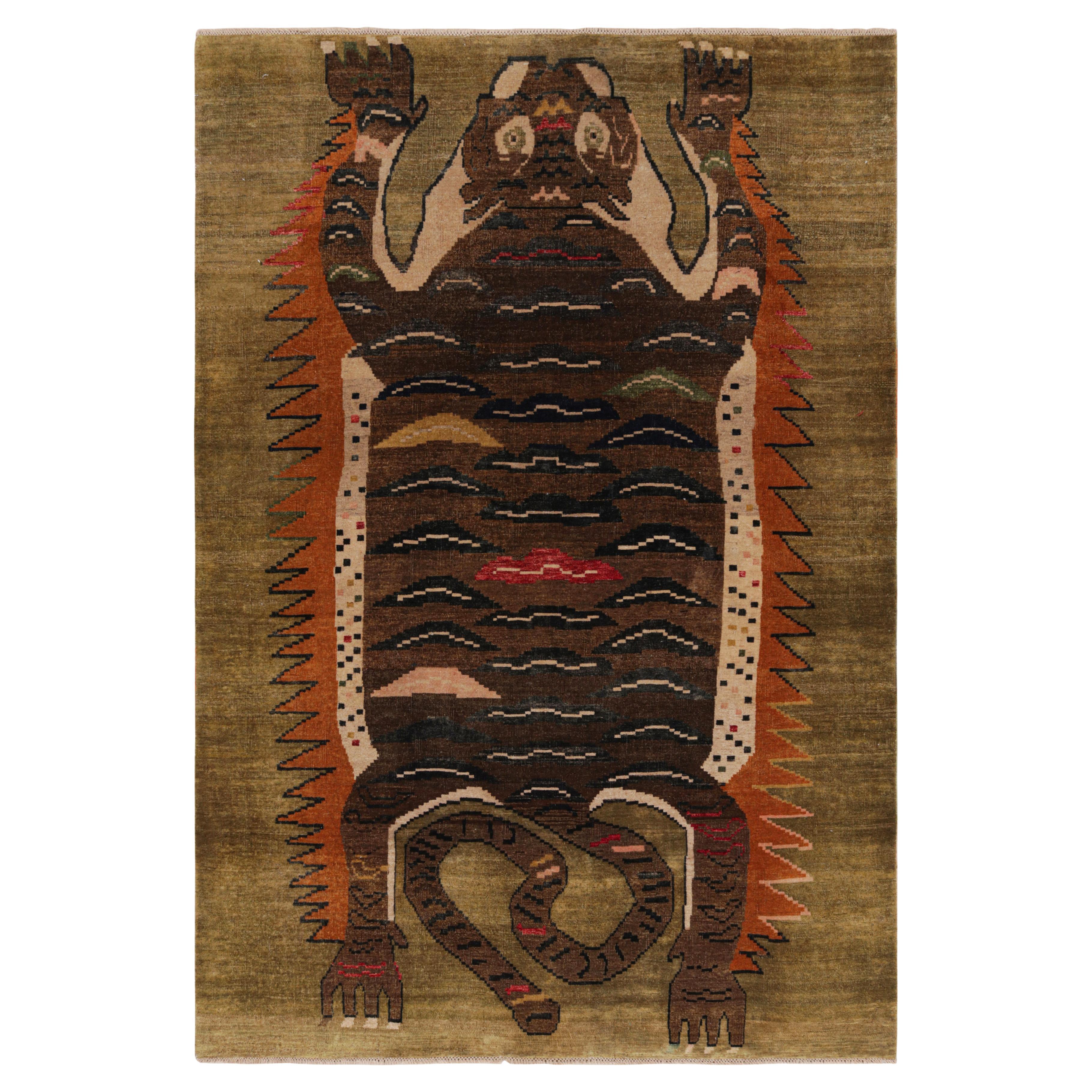 Tapis en peau de tigre beige avec pictogramme noir et Brown de Rug & Kilim