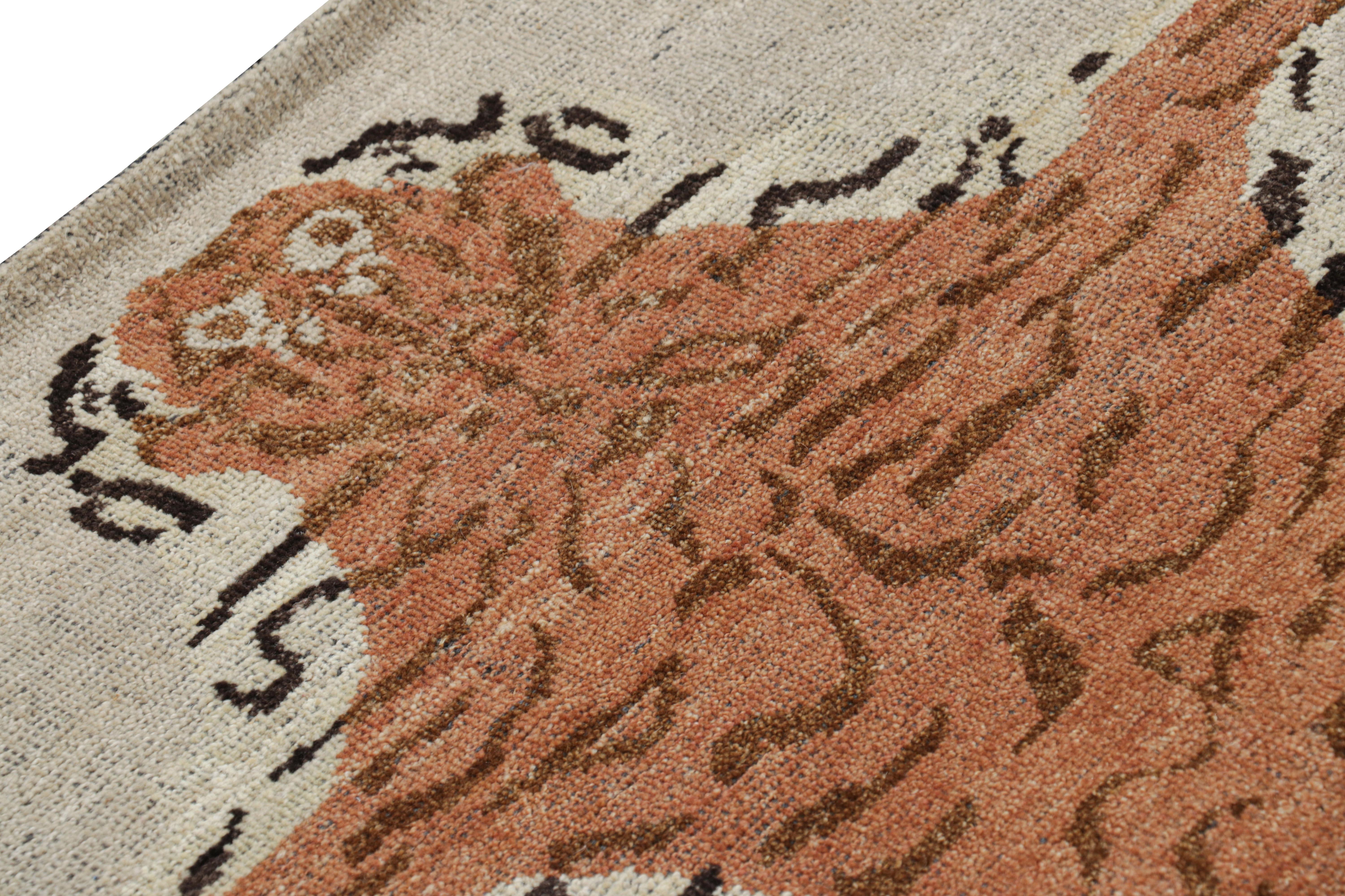 Indien Rug & Kilim's Tiger-Skin Rug in Beige with Rust Orange Pictorial (tapis en peau de tigre beige et orange rouille) en vente