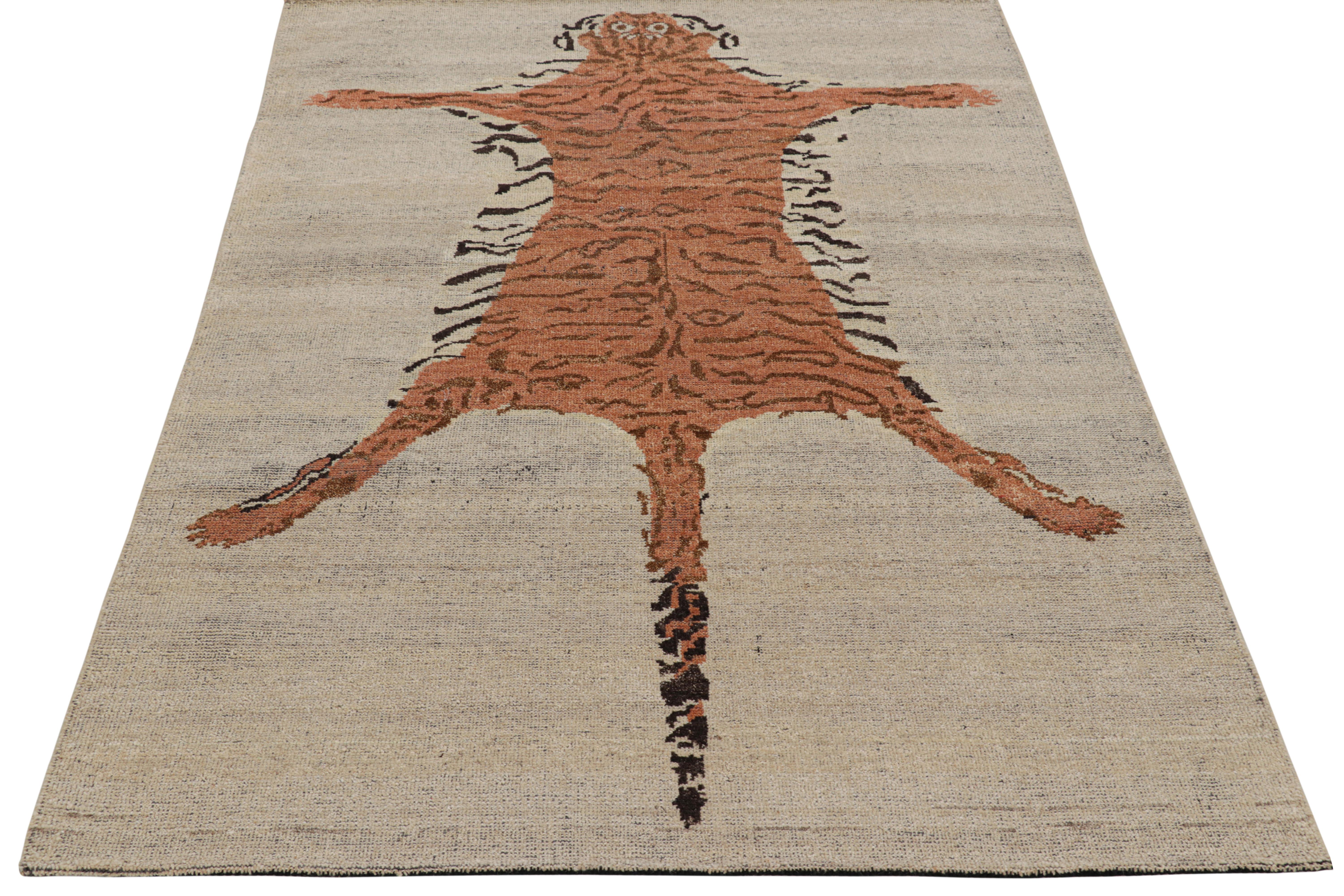 Alfombra de piel de tigre Rug & Kilim en beige con dibujo naranja óxido Anudado a mano en venta