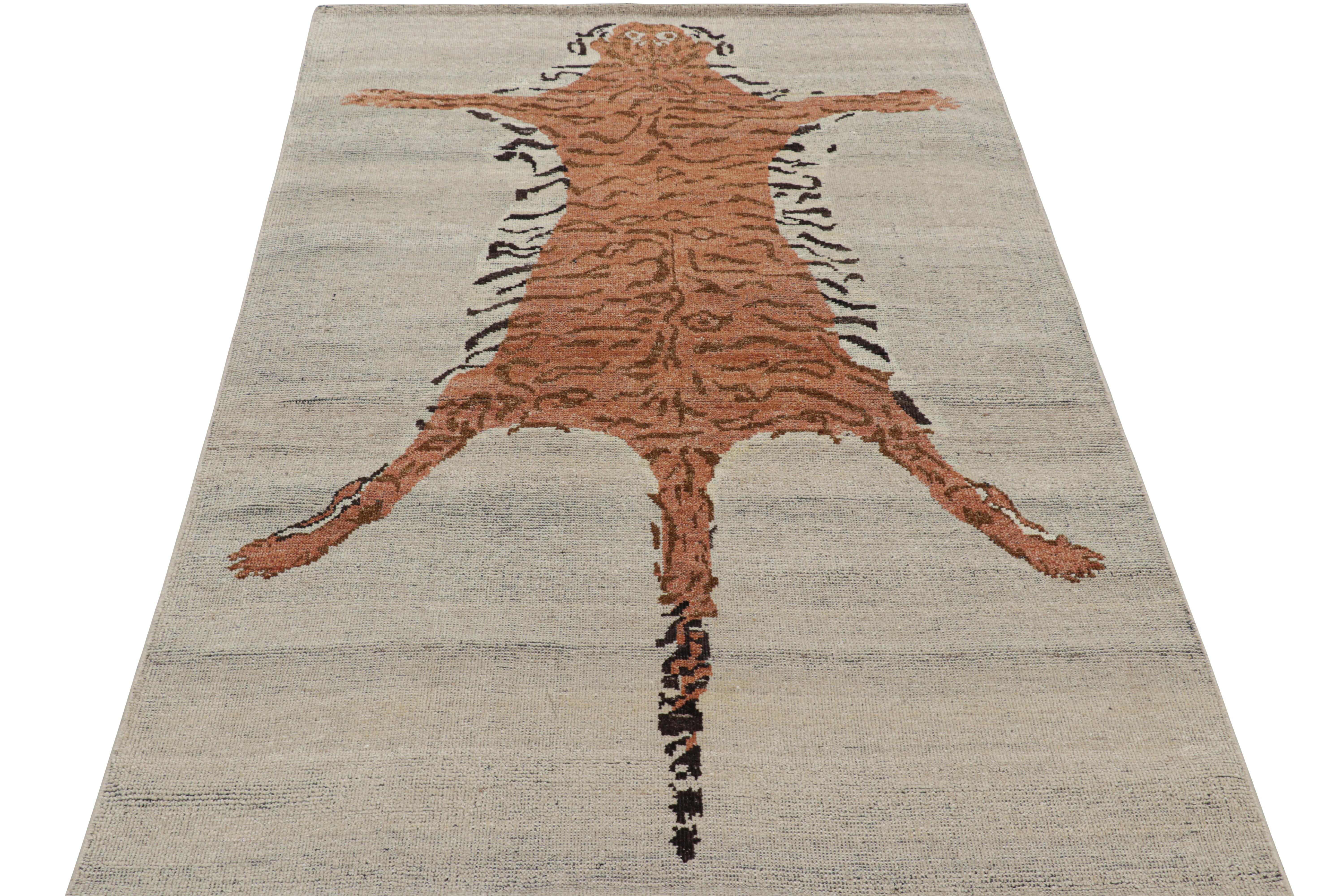 Noué à la main Rug & Kilim's Tiger-Skin Rug in Beige with Rust Orange Pictorial (tapis en peau de tigre beige et orange rouille) en vente