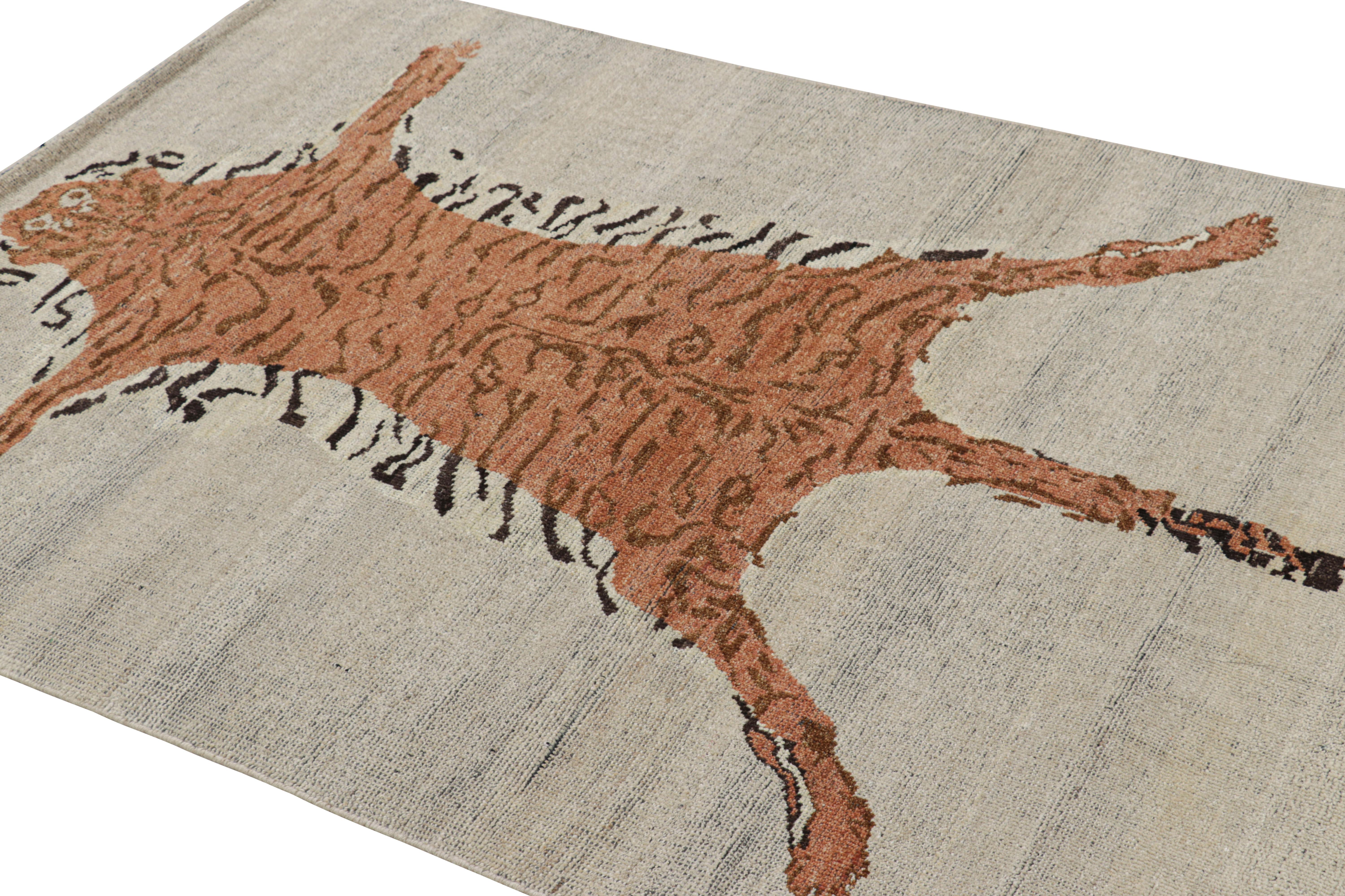 Rug & Kilim's Tiger-Skin Rug in Beige with Rust Orange Pictorial (tapis en peau de tigre beige et orange rouille) Neuf - En vente à Long Island City, NY