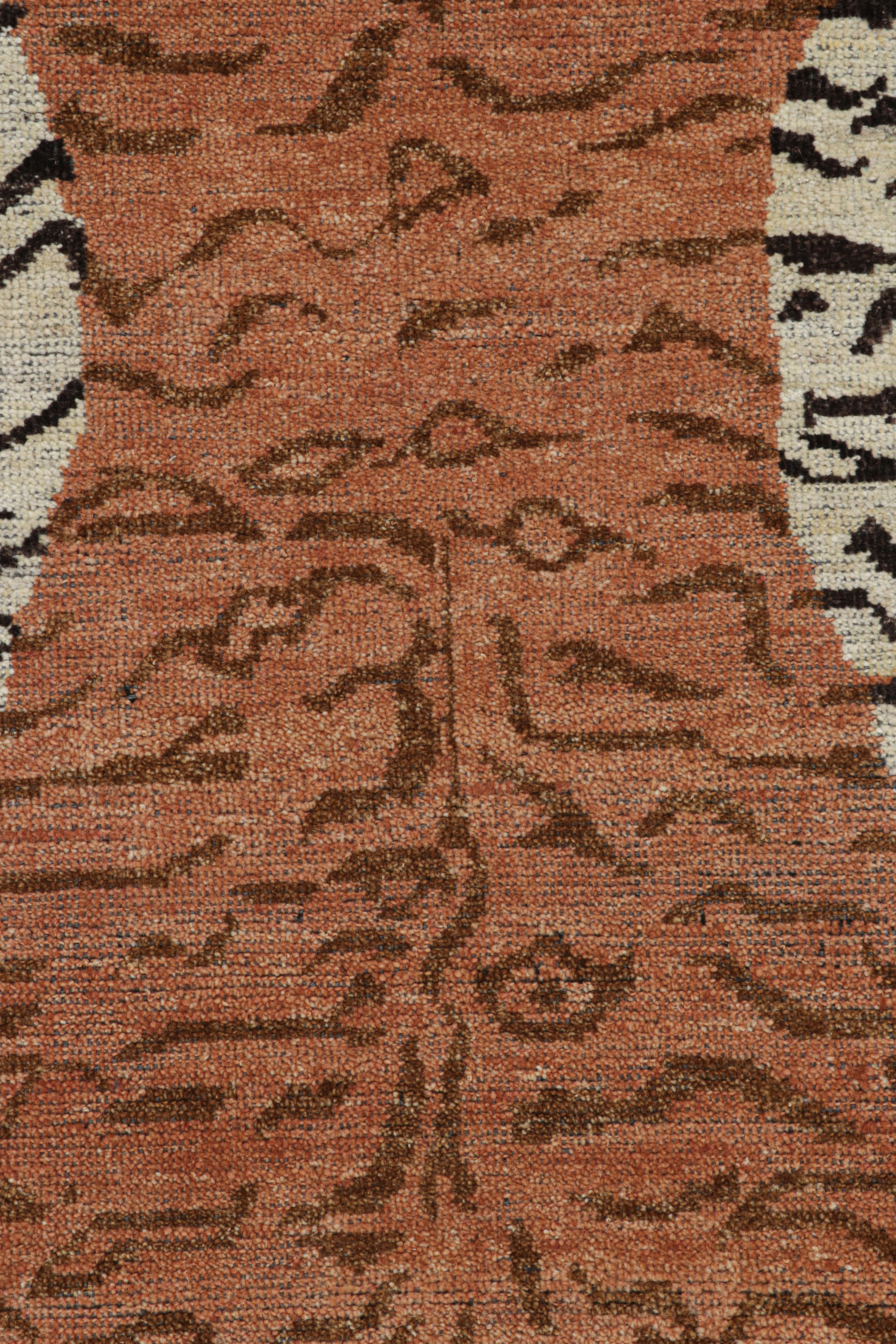 XXIe siècle et contemporain Rug & Kilim's Tiger-Skin Rug in Beige with Rust Orange Pictorial (tapis en peau de tigre beige et orange rouille) en vente