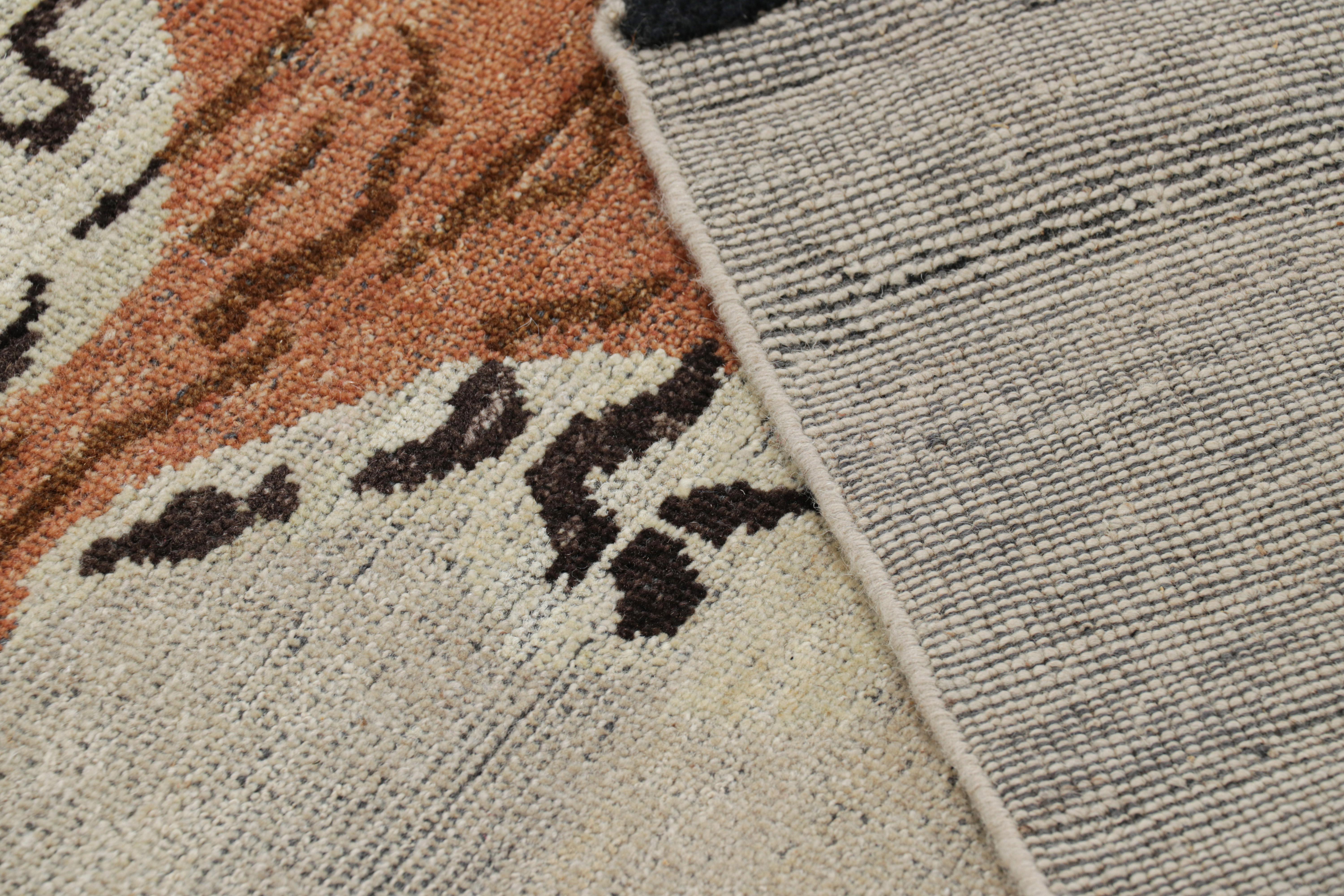 Laine Rug & Kilim's Tiger-Skin Rug in Beige with Rust Orange Pictorial (tapis en peau de tigre beige et orange rouille) en vente