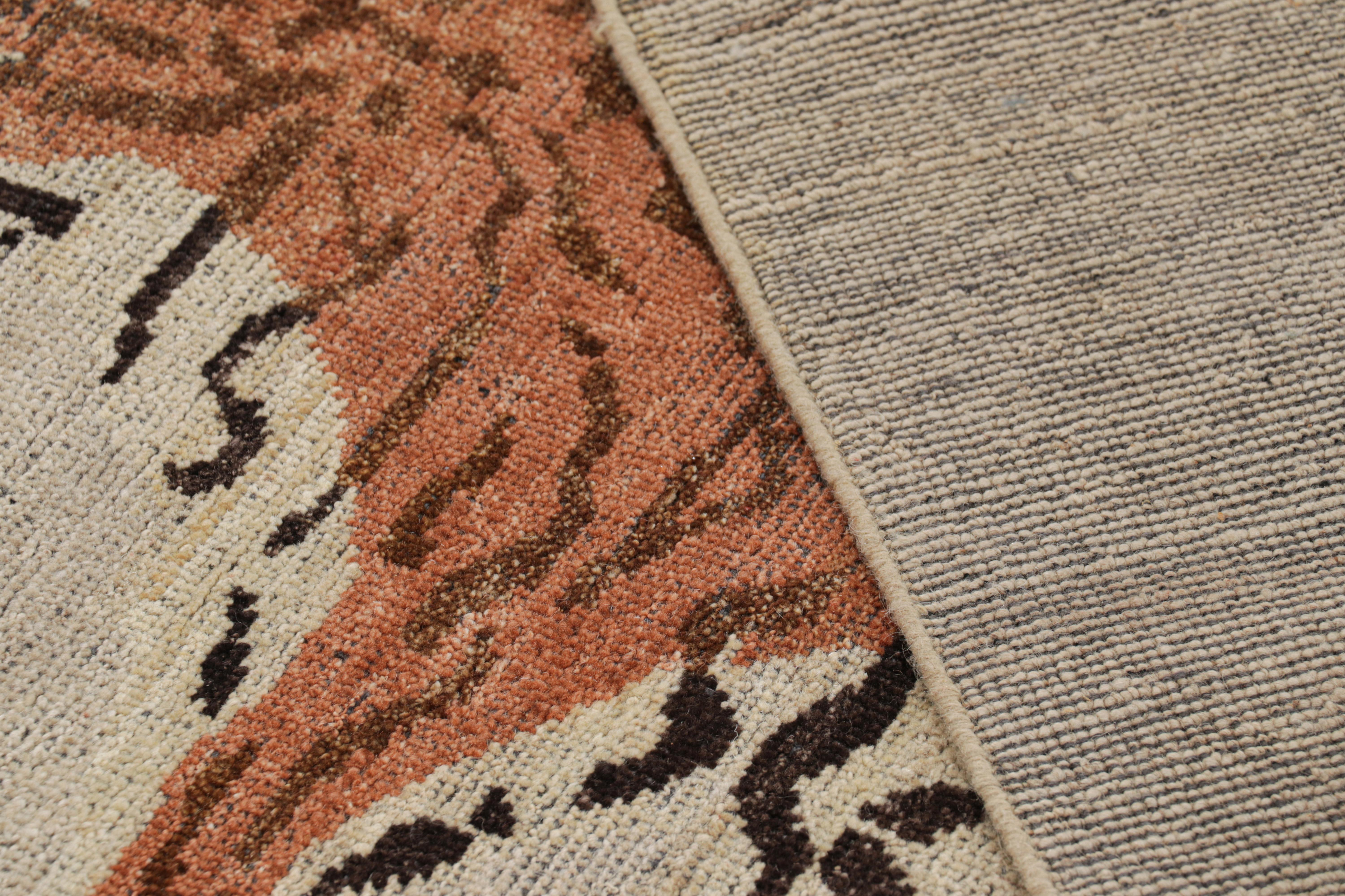 Alfombra de piel de tigre Rug & Kilim en beige con dibujo naranja óxido en venta 1