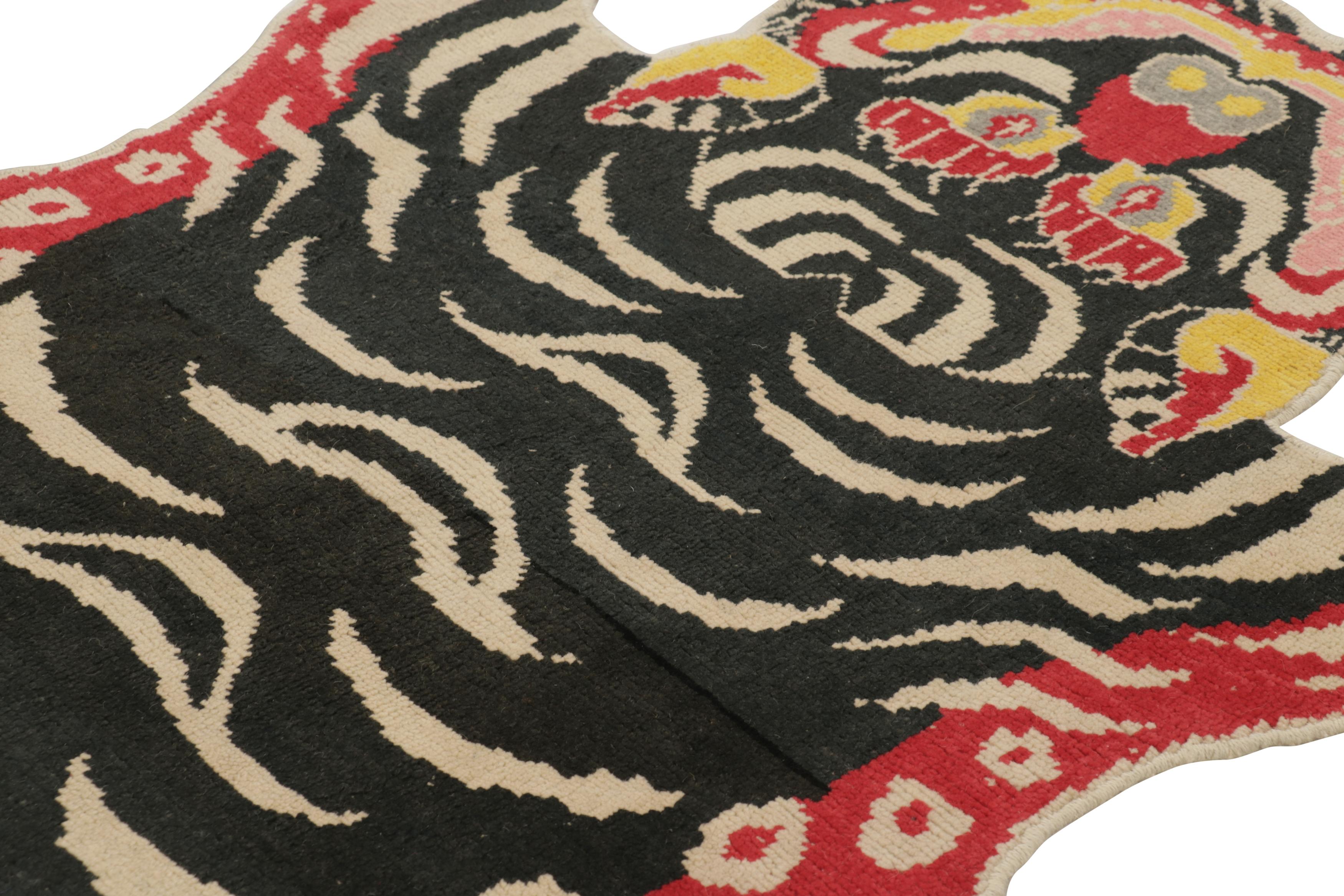 Moderno Rug & Kilim: Tappeto in pelle di tigre nero con foto beige, oro e rosso in vendita