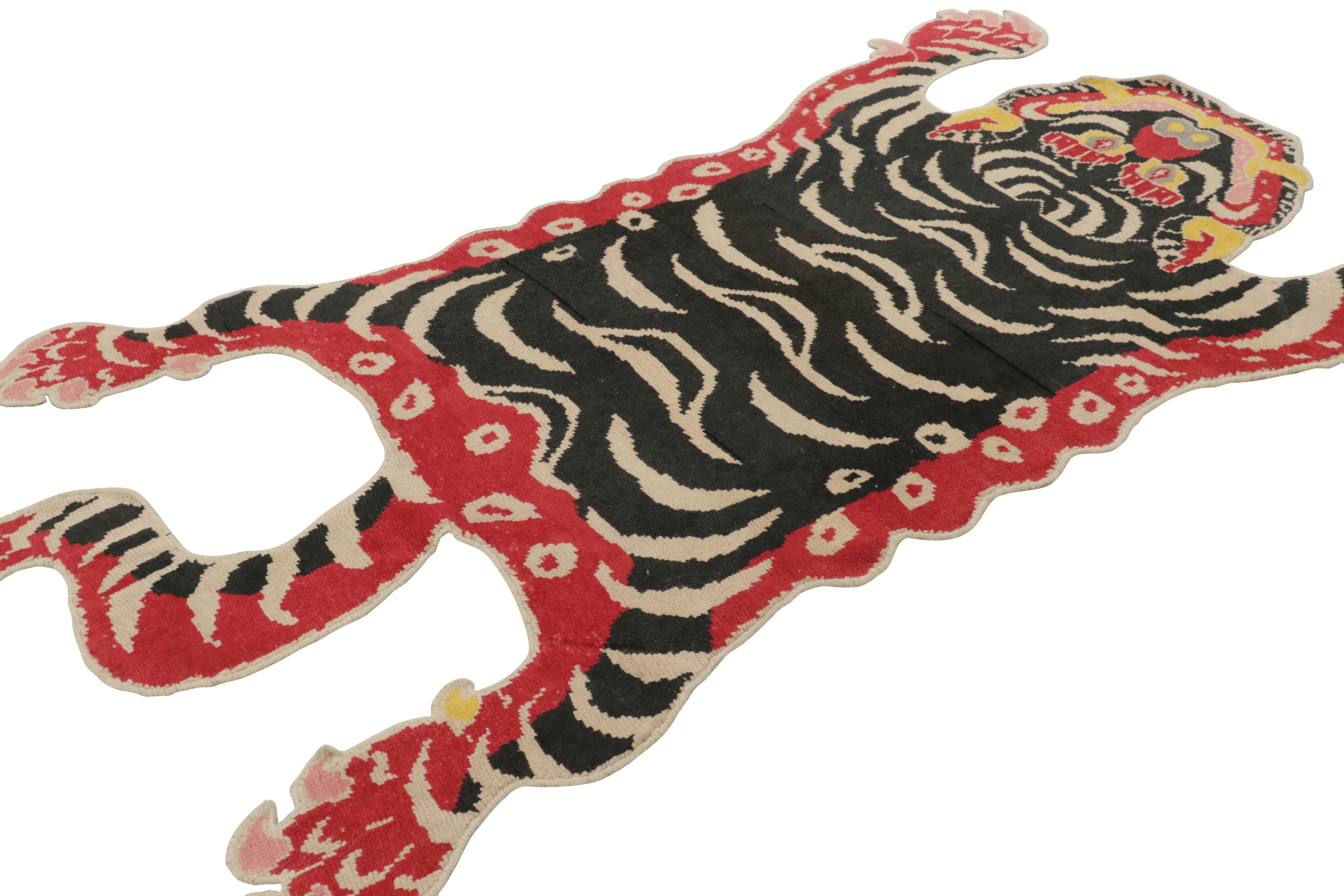 Turco Rug & Kilim: Tappeto in pelle di tigre nero con foto beige, oro e rosso in vendita