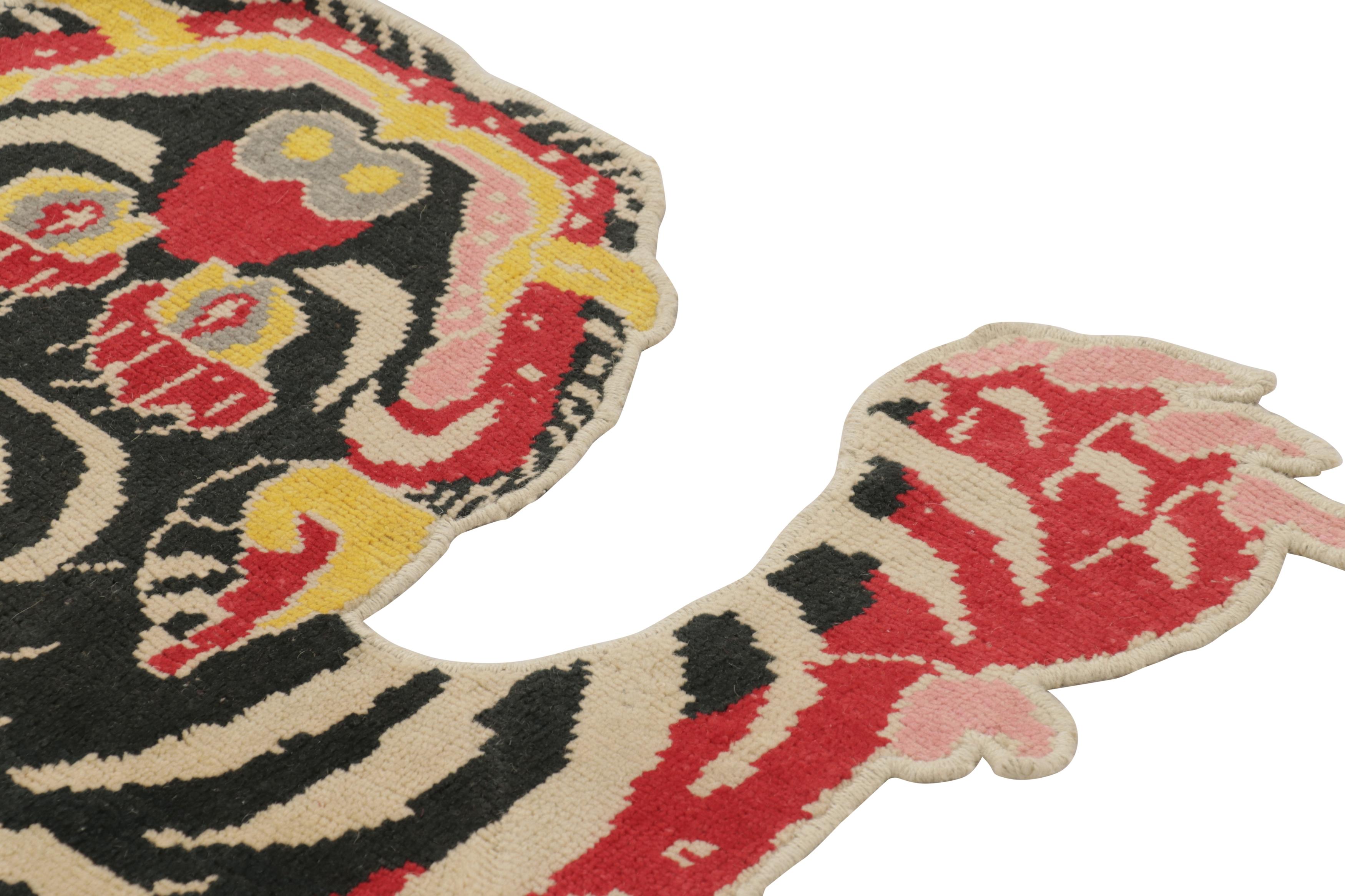 Rug & Kilim: Tappeto in pelle di tigre nero con foto beige, oro e rosso In condizioni Nuovo in vendita a Long Island City, NY