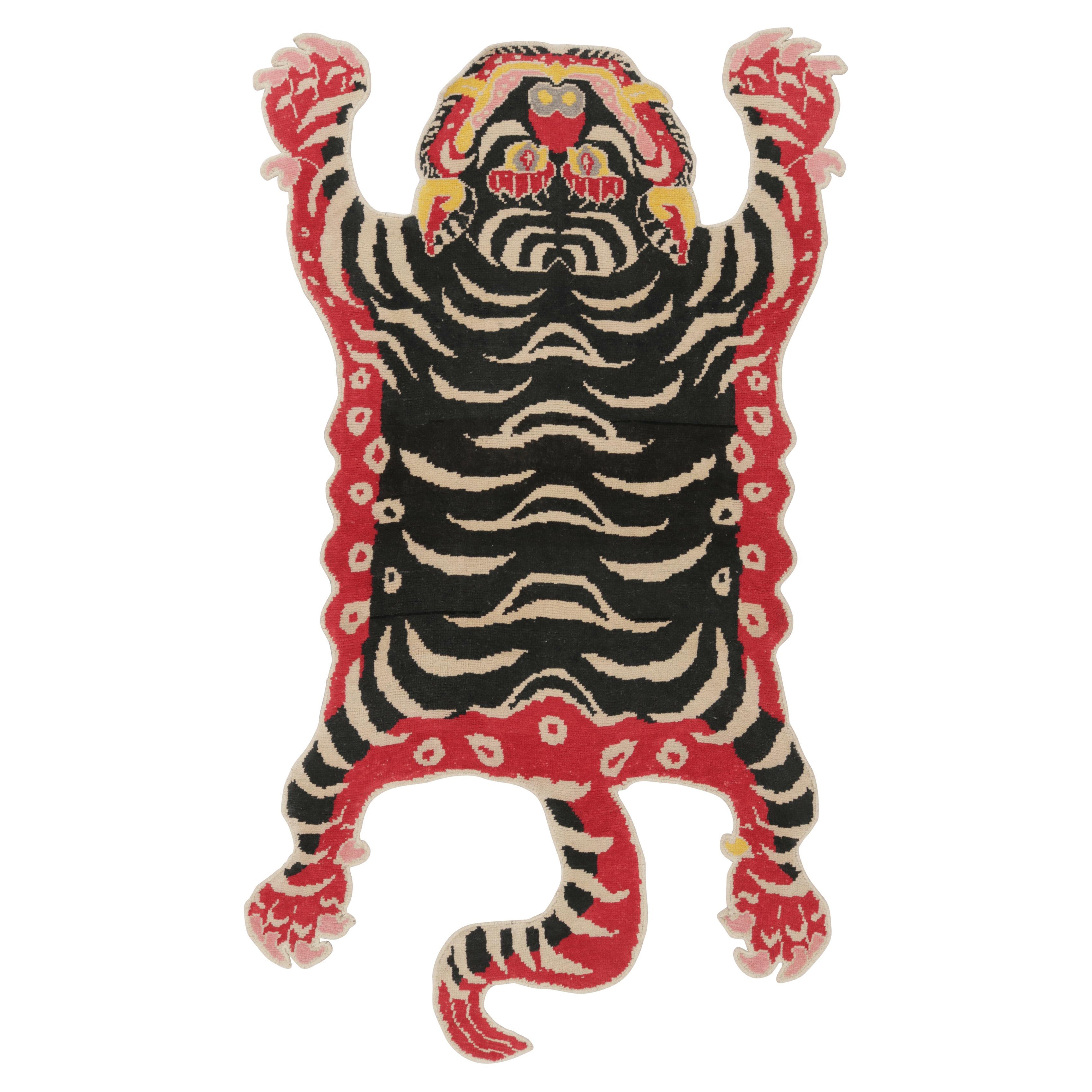 Alfombra de piel de tigre Rug & Kilim en negro con dibujo beige, dorado y rojo en venta