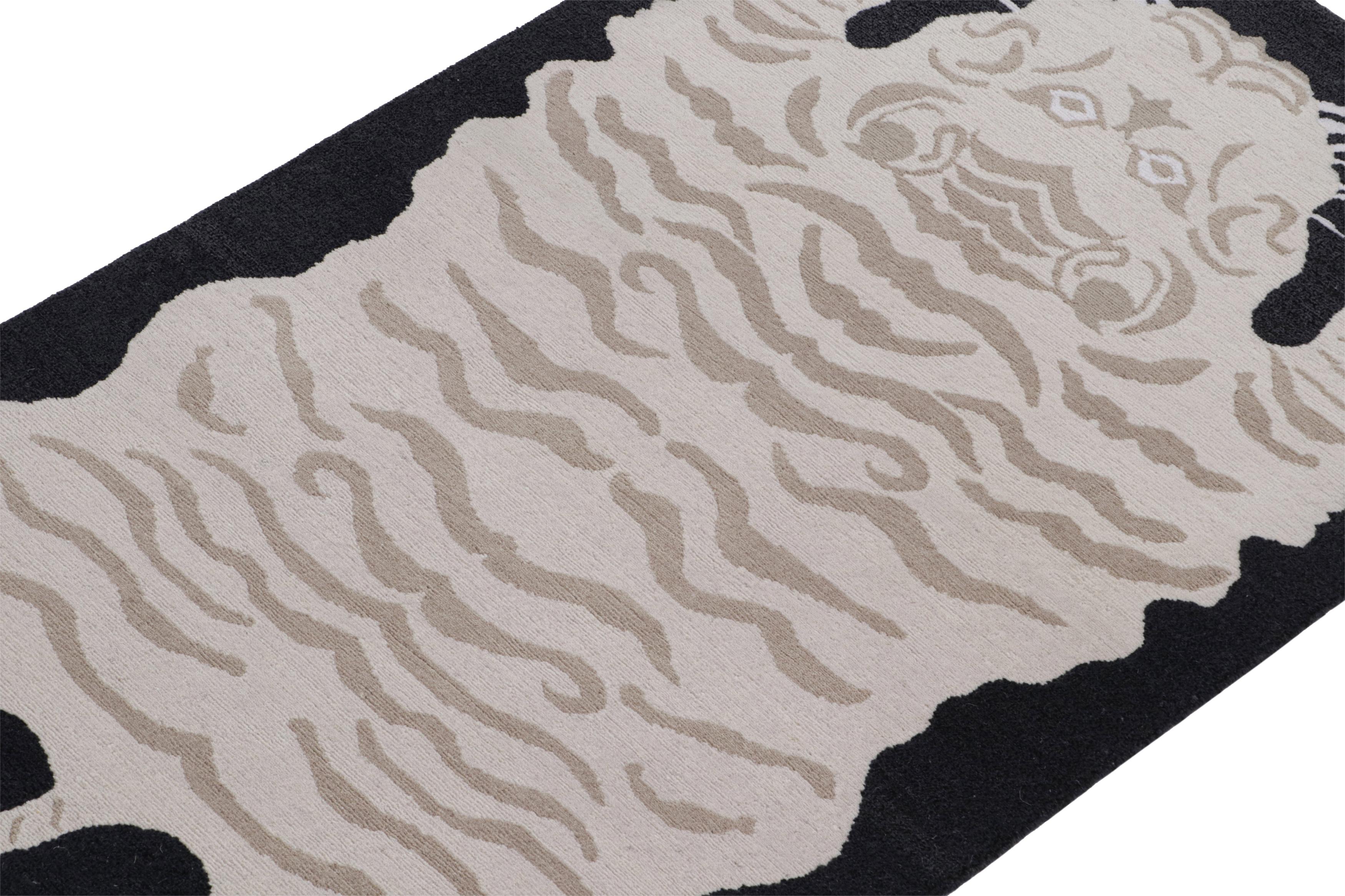 Rug & Kilim's Tigerfell-Teppich in Schwarz mit cremefarbenem und braunem Bild (Handgeknüpft) im Angebot