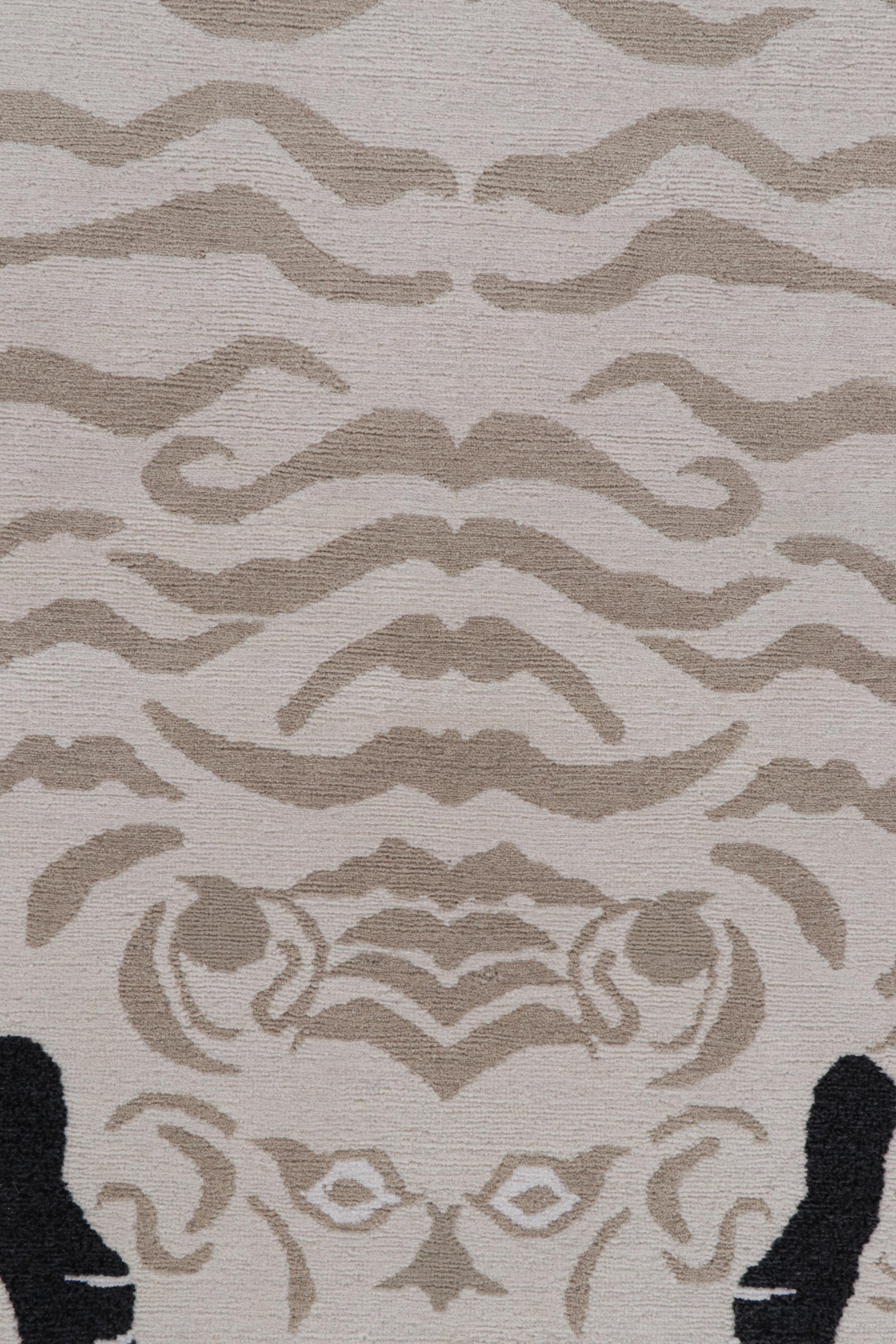 Rug & Kilim's Tigerfell-Teppich in Schwarz mit cremefarbenem und braunem Bild (21. Jahrhundert und zeitgenössisch) im Angebot