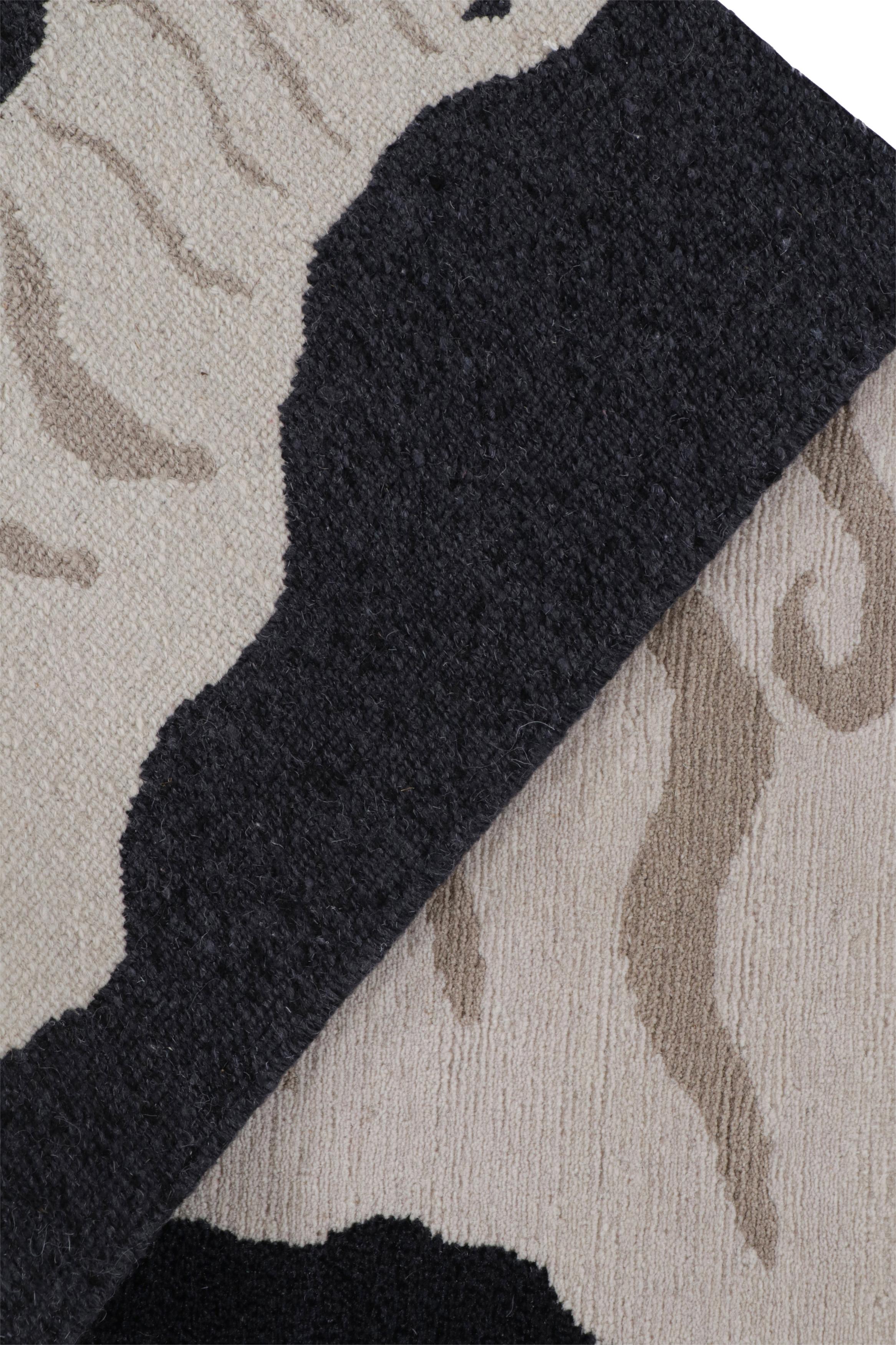 Rug & Kilim's Tigerfell-Teppich in Schwarz mit cremefarbenem und braunem Bild (Seide) im Angebot