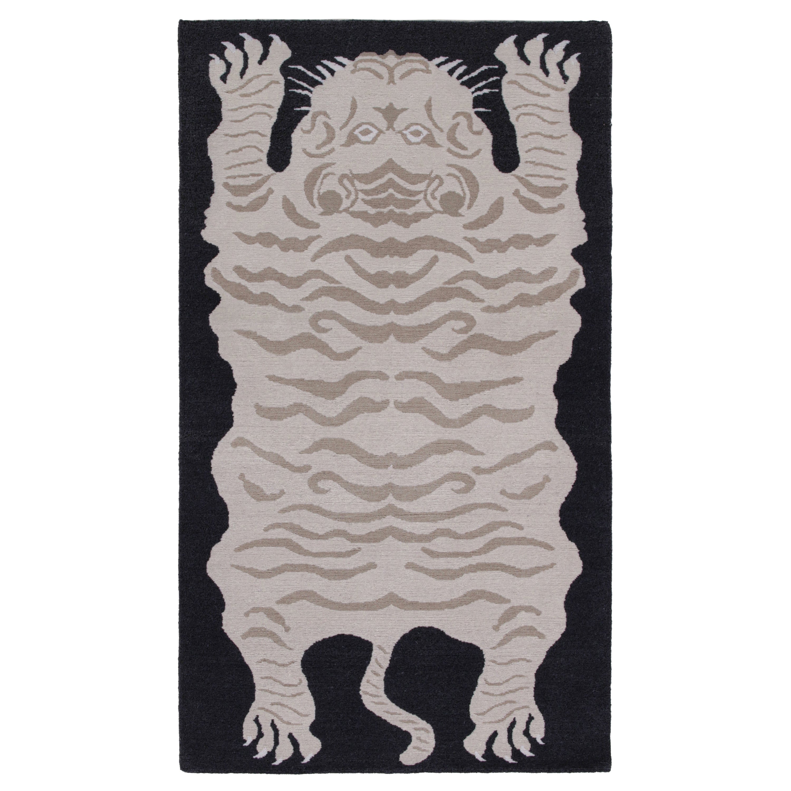 Rug & Kilim - Tappeto in pelle di tigre in nero con immagini crema e marrone in vendita