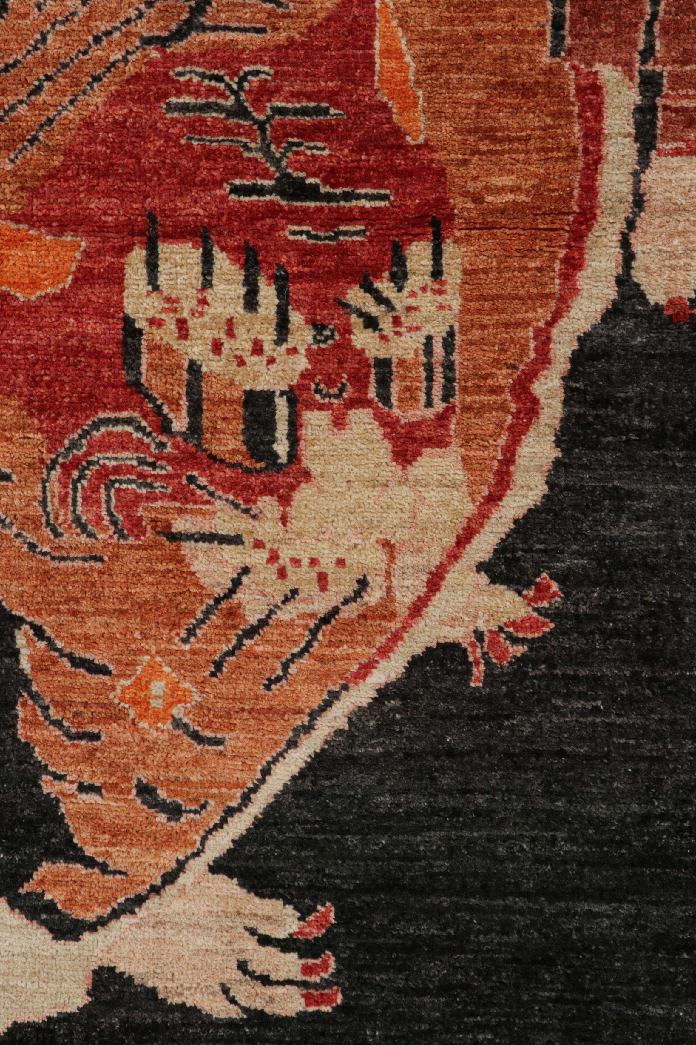 Tribal Tapis en peau de tigre de Rug & Kilim en noir avec pictogramme rouge-orange en vente