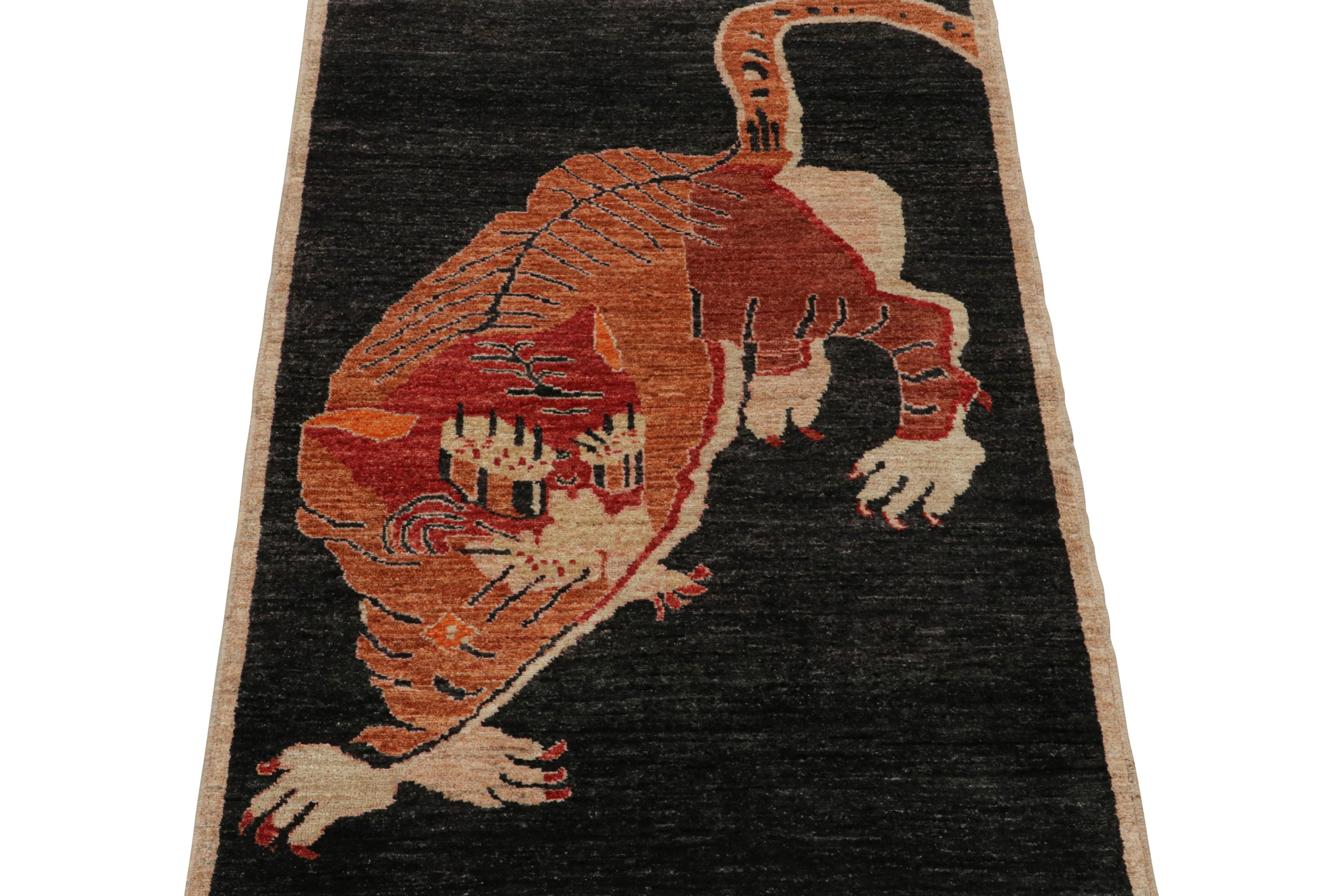 Noué à la main Tapis en peau de tigre de Rug & Kilim en noir avec pictogramme rouge-orange en vente